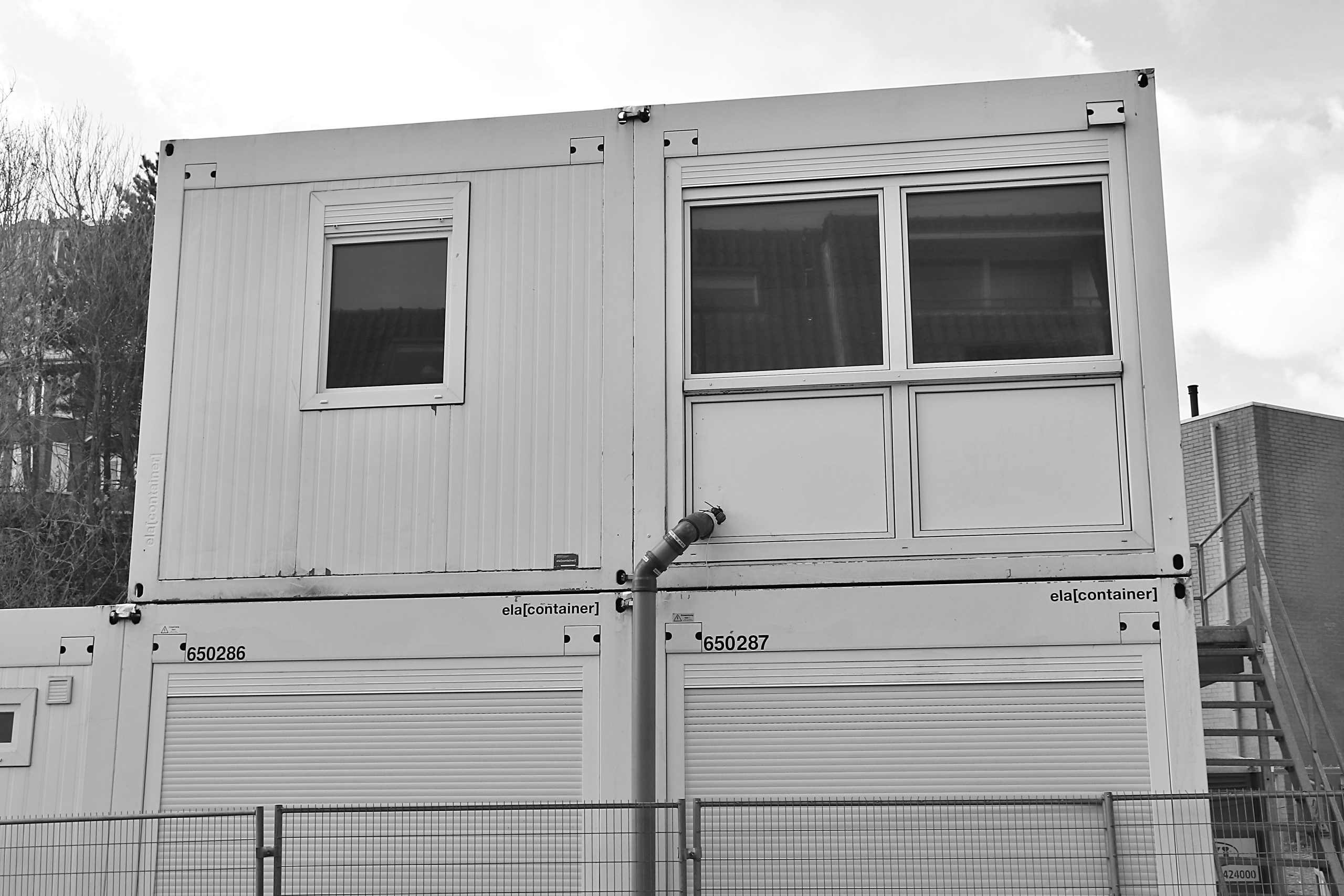 Bâtiment conteneurs empilés noir blanc chantier
