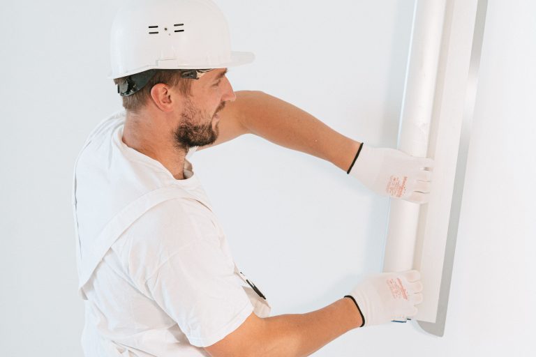 Comment boucher l’espace entre placo et plafond selon l’écart ?