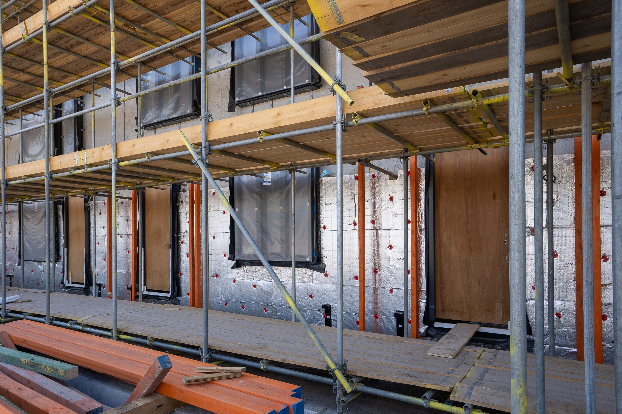 Chantier résidentiel avec isolation et échafaudages