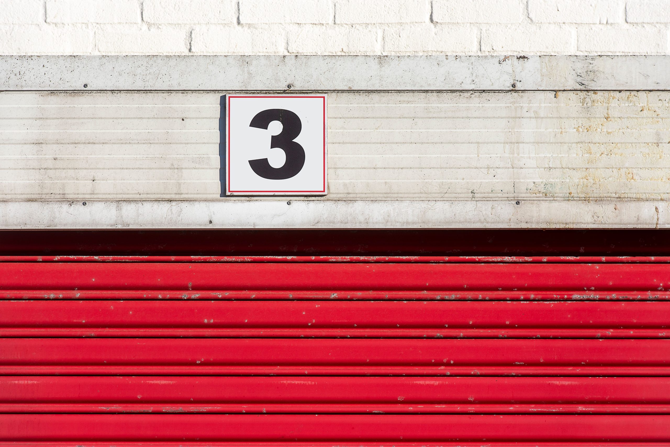 Porte garage rouge numéro trois