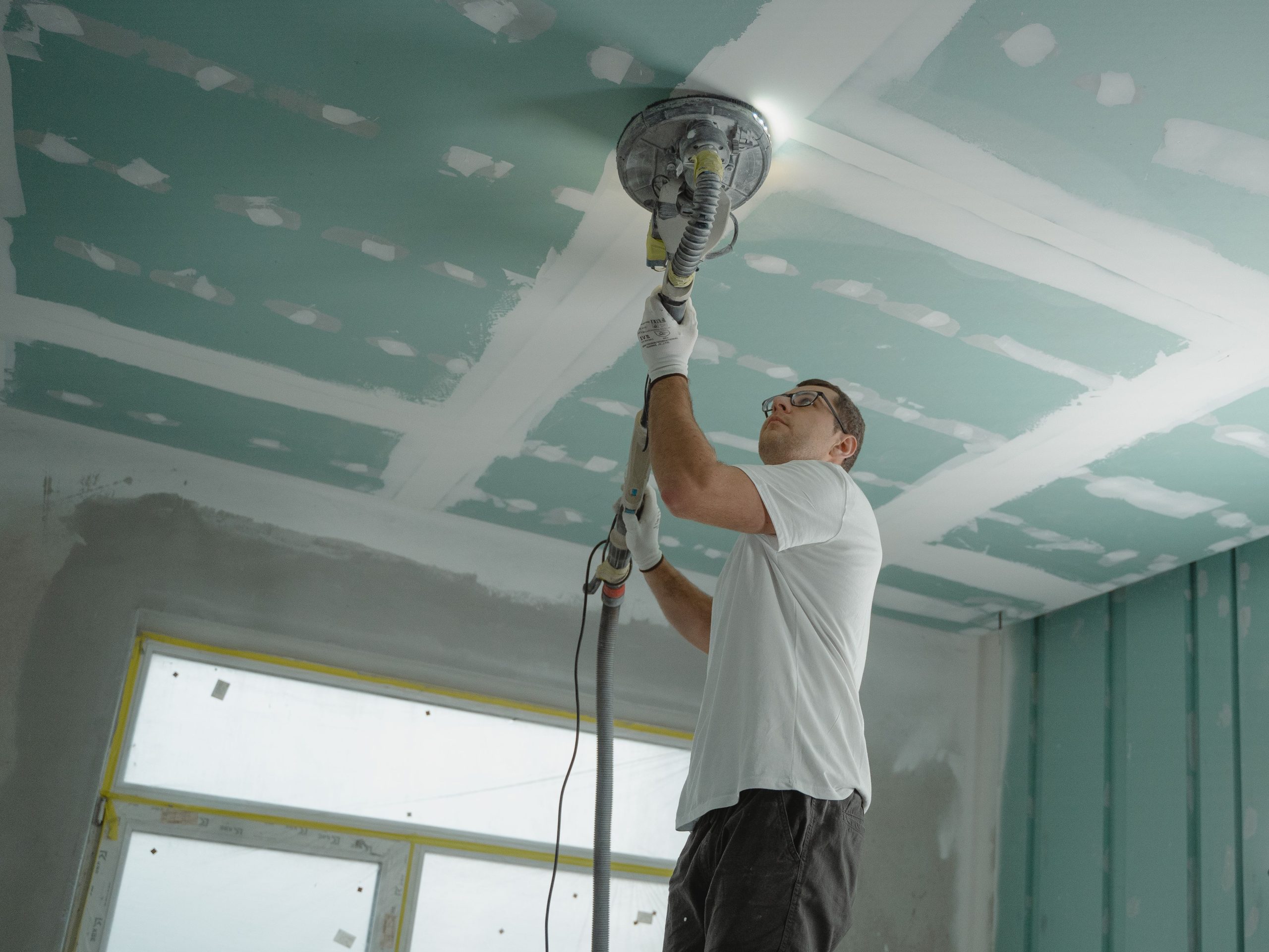 Professionnel ponçant plafond rénovation maison