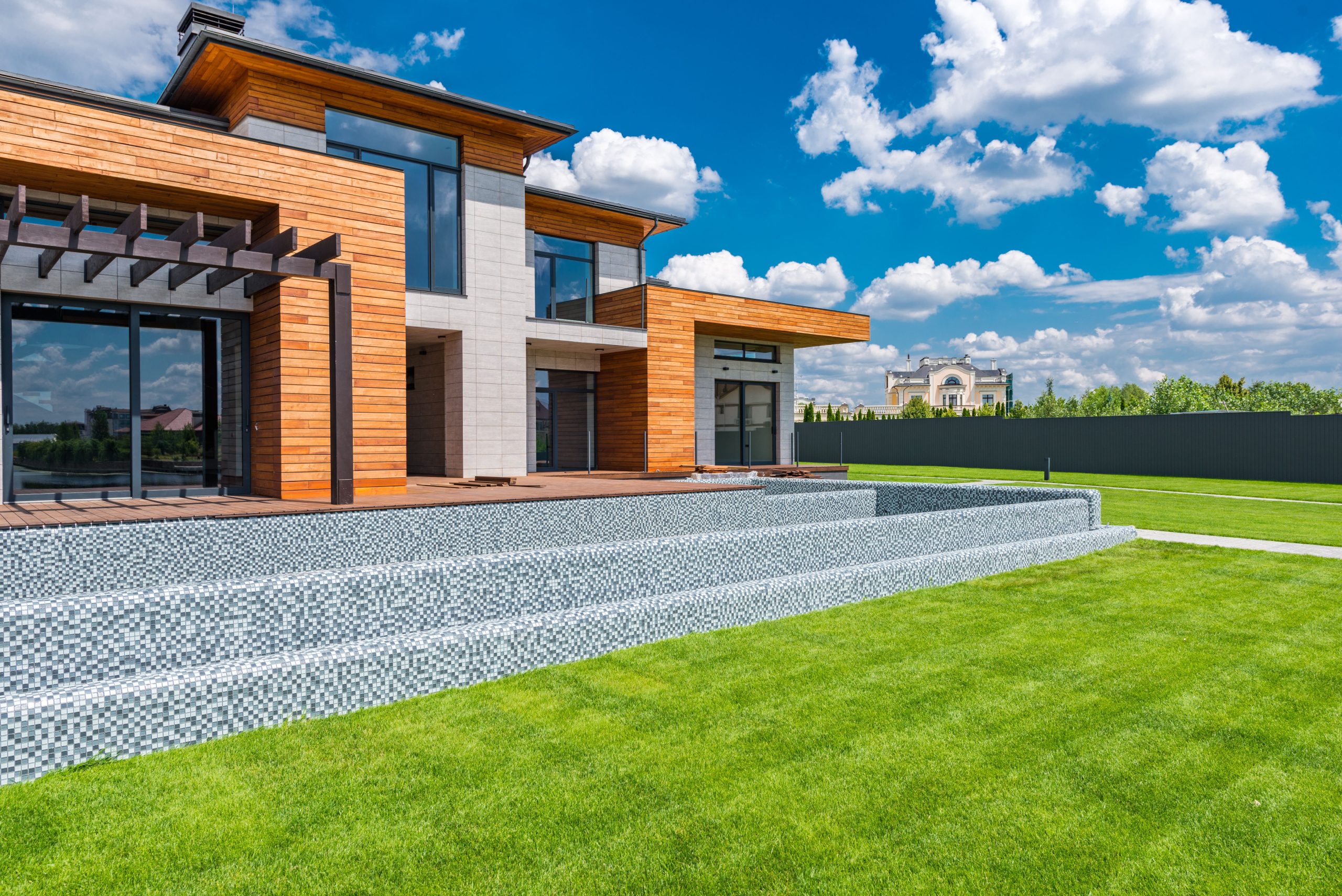 Maison contemporaine avec façade vitrée panoramique