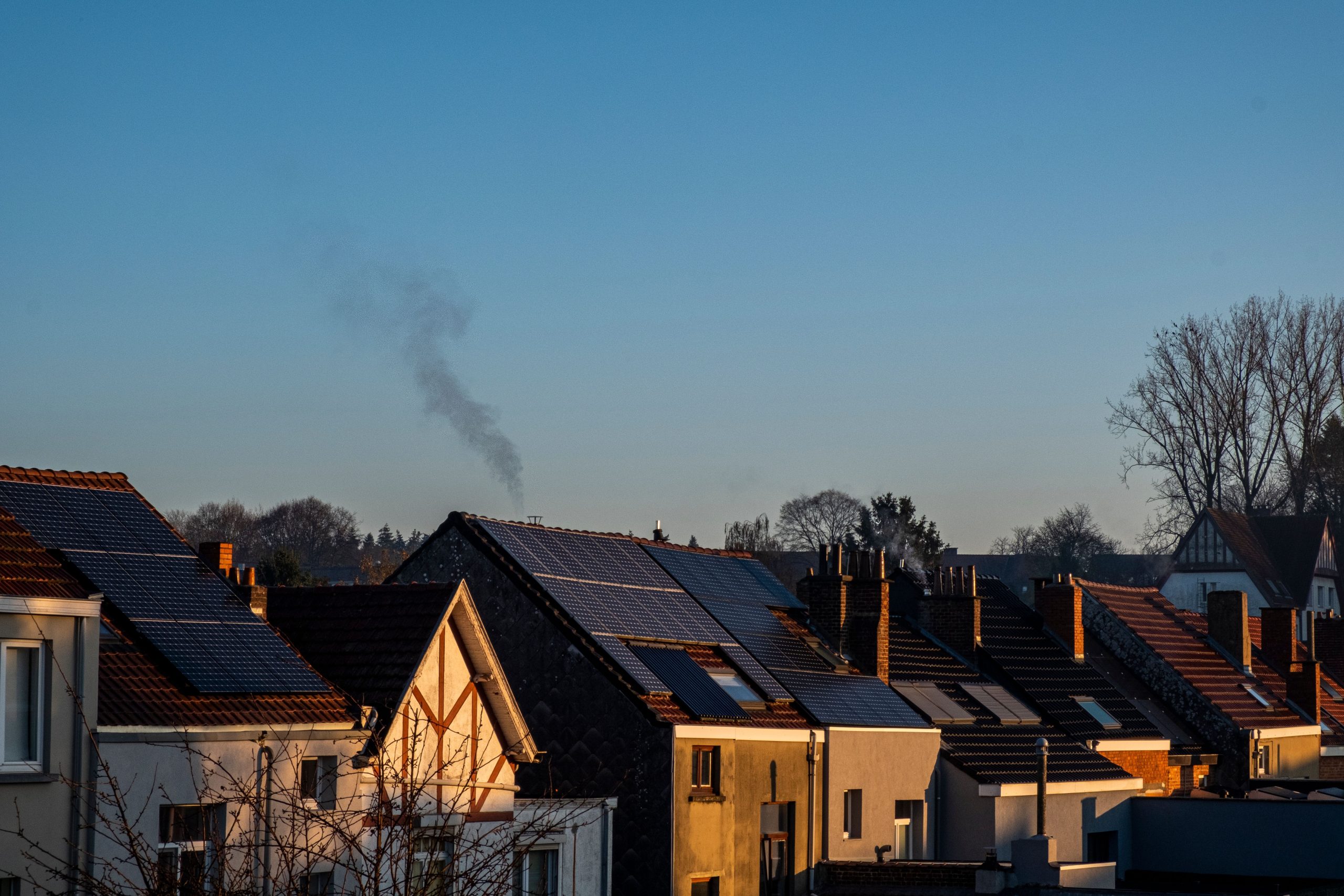 Rangée de maisons équipées de panneaux solaires