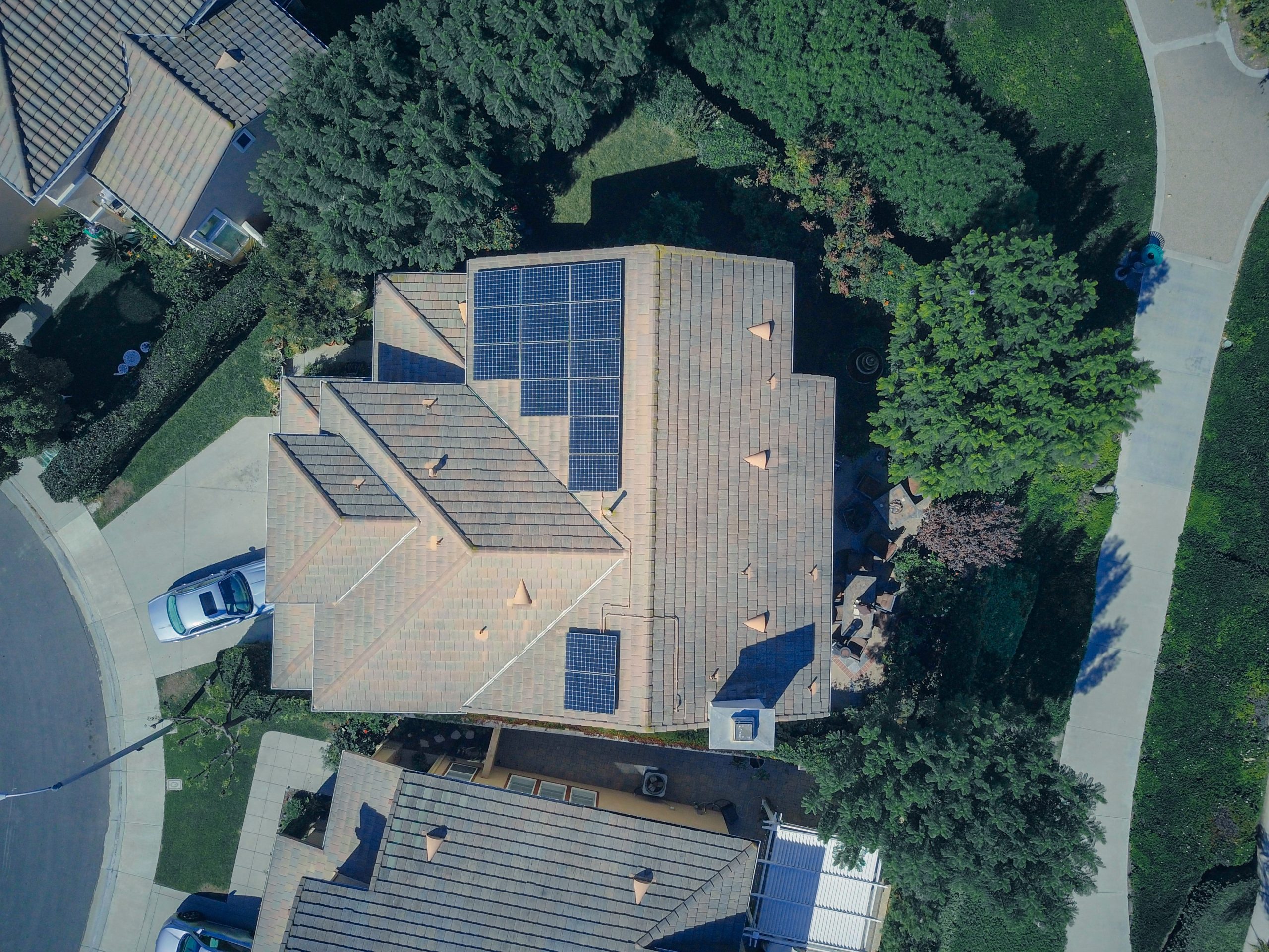 Vue aérienne d'une maison avec panneaux solaires