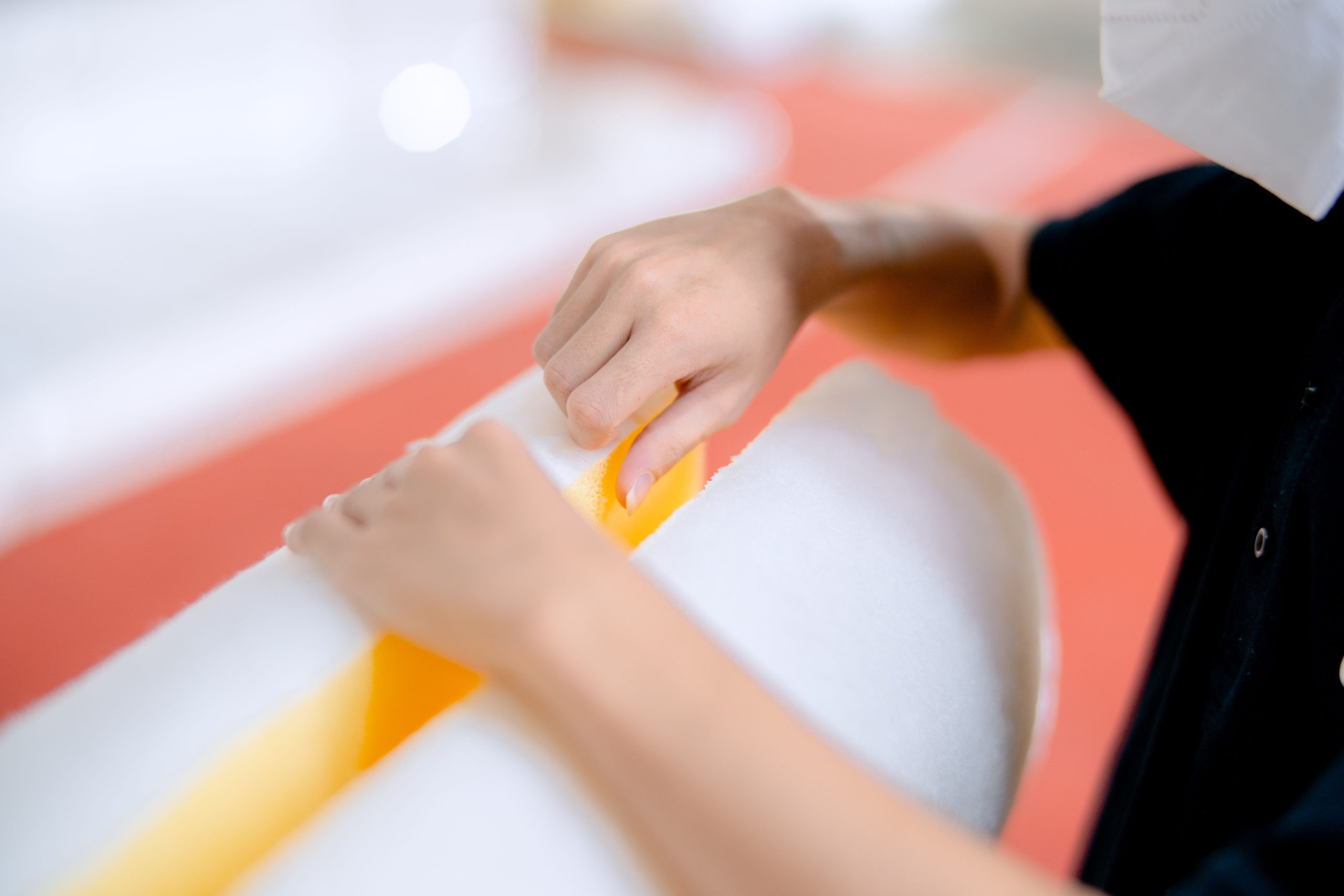Pose de mousse polyuréthane lors isolation
