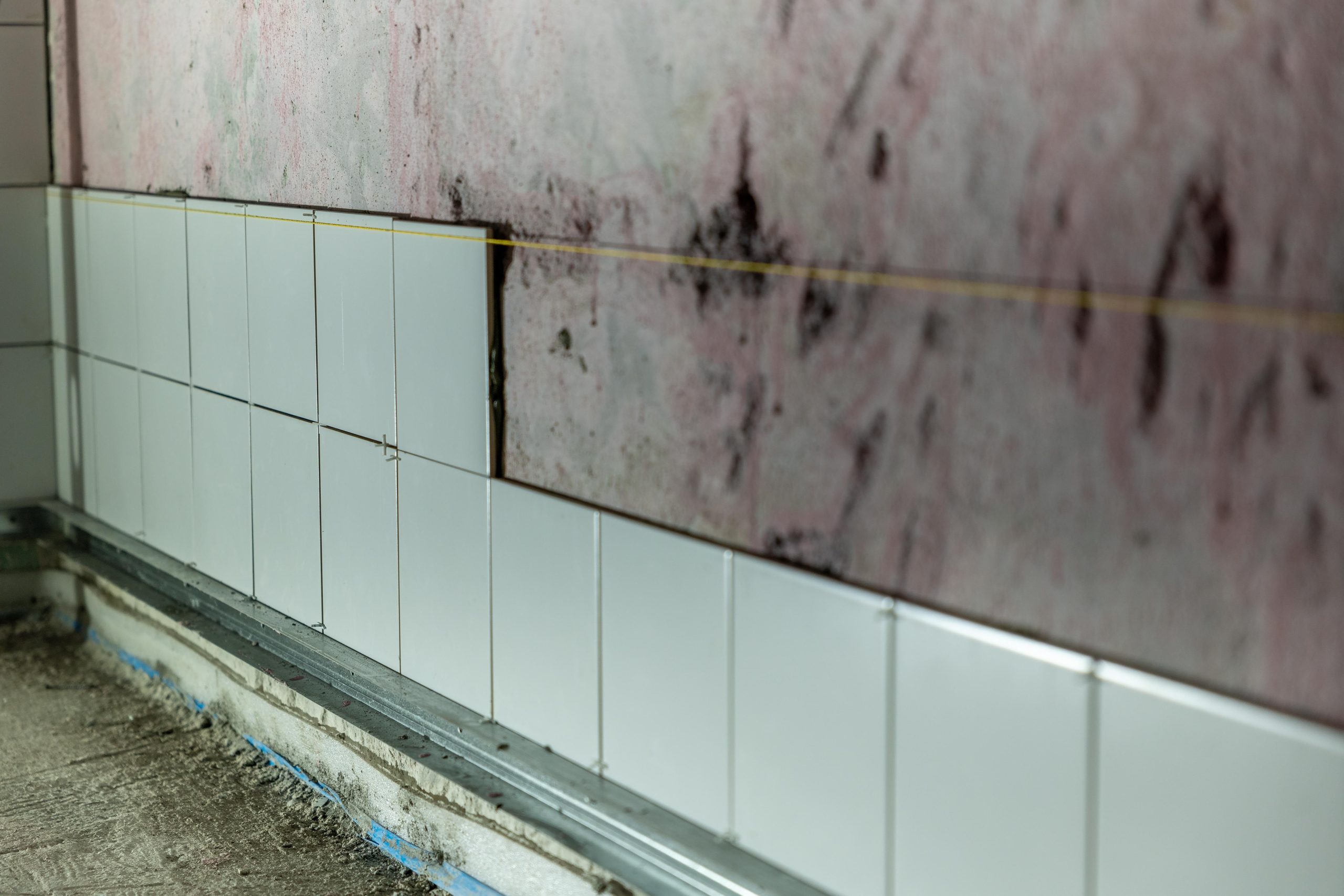 Mur carrelage incomplet chantier renovation