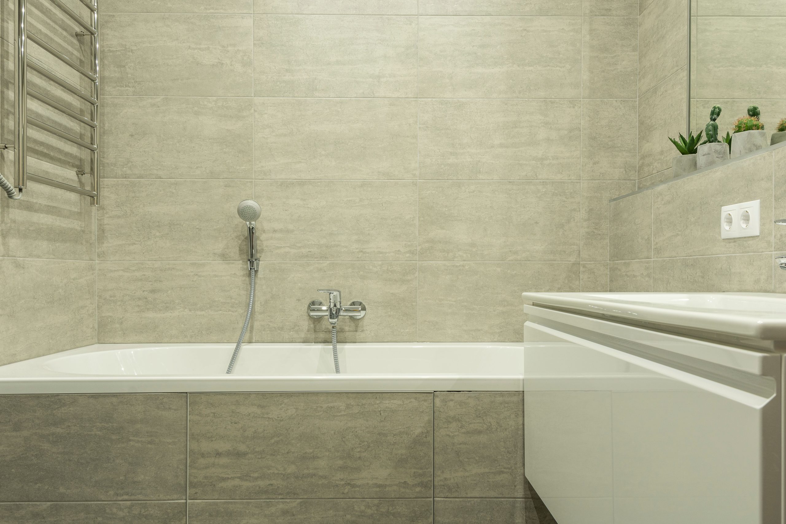 Salle bain moderne carrelage propre elegant
