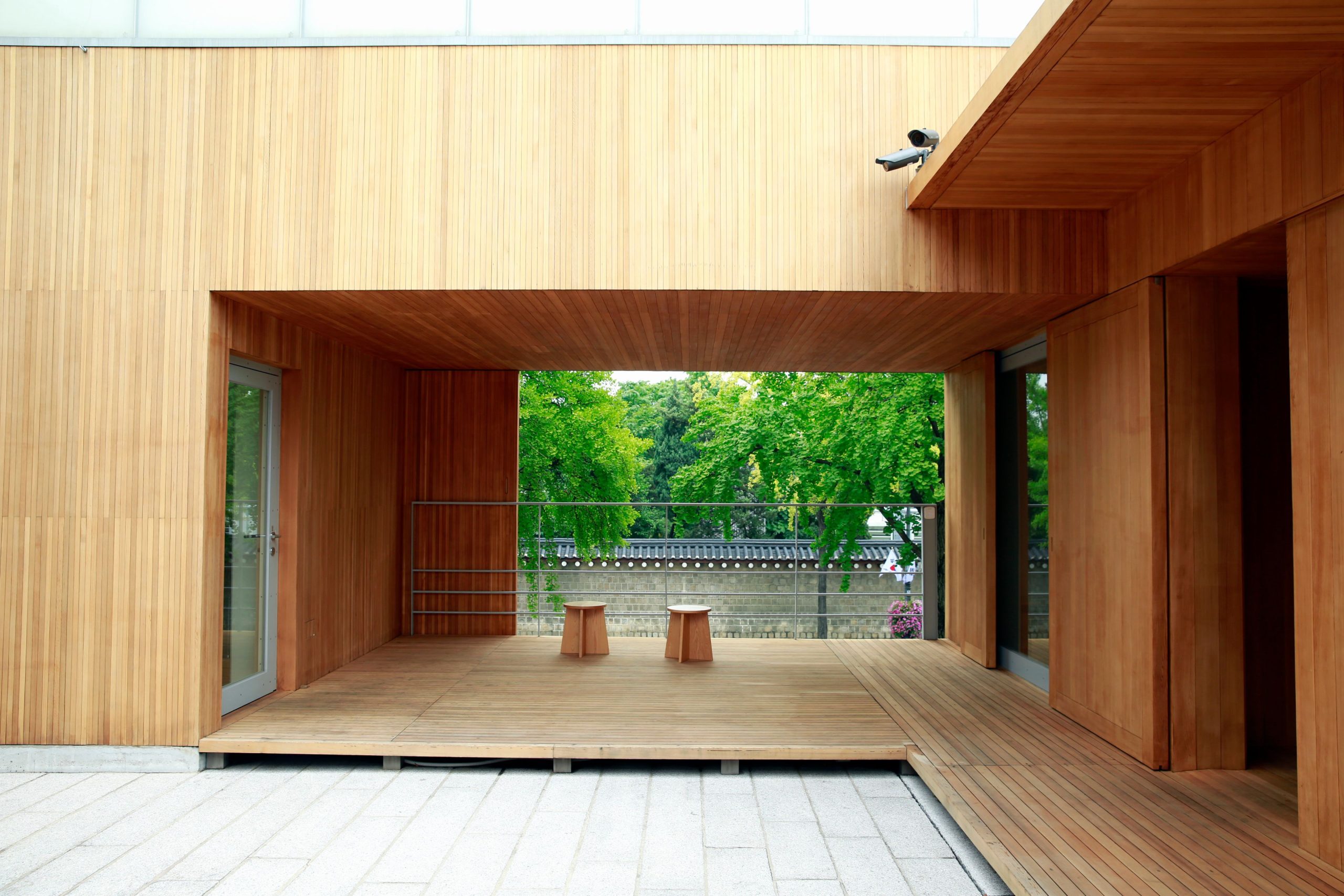Terrasse minimaliste bois verdure design