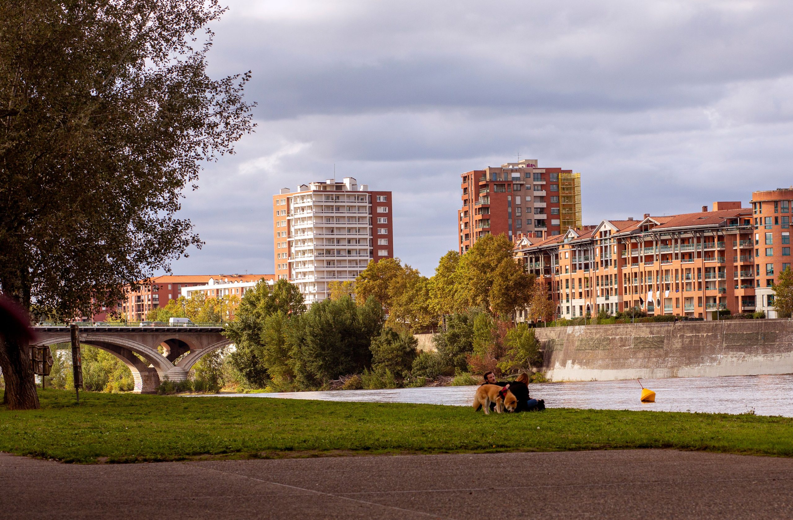 Scène relaxante bord de Garonne avec promeneurs