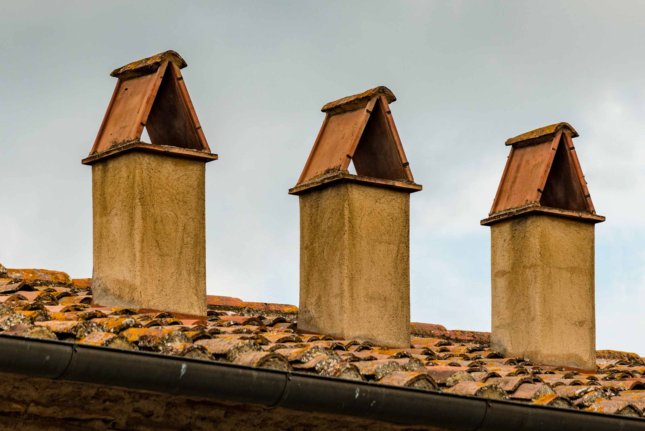 Trois cheminées abergement triangulaire toit tuiles