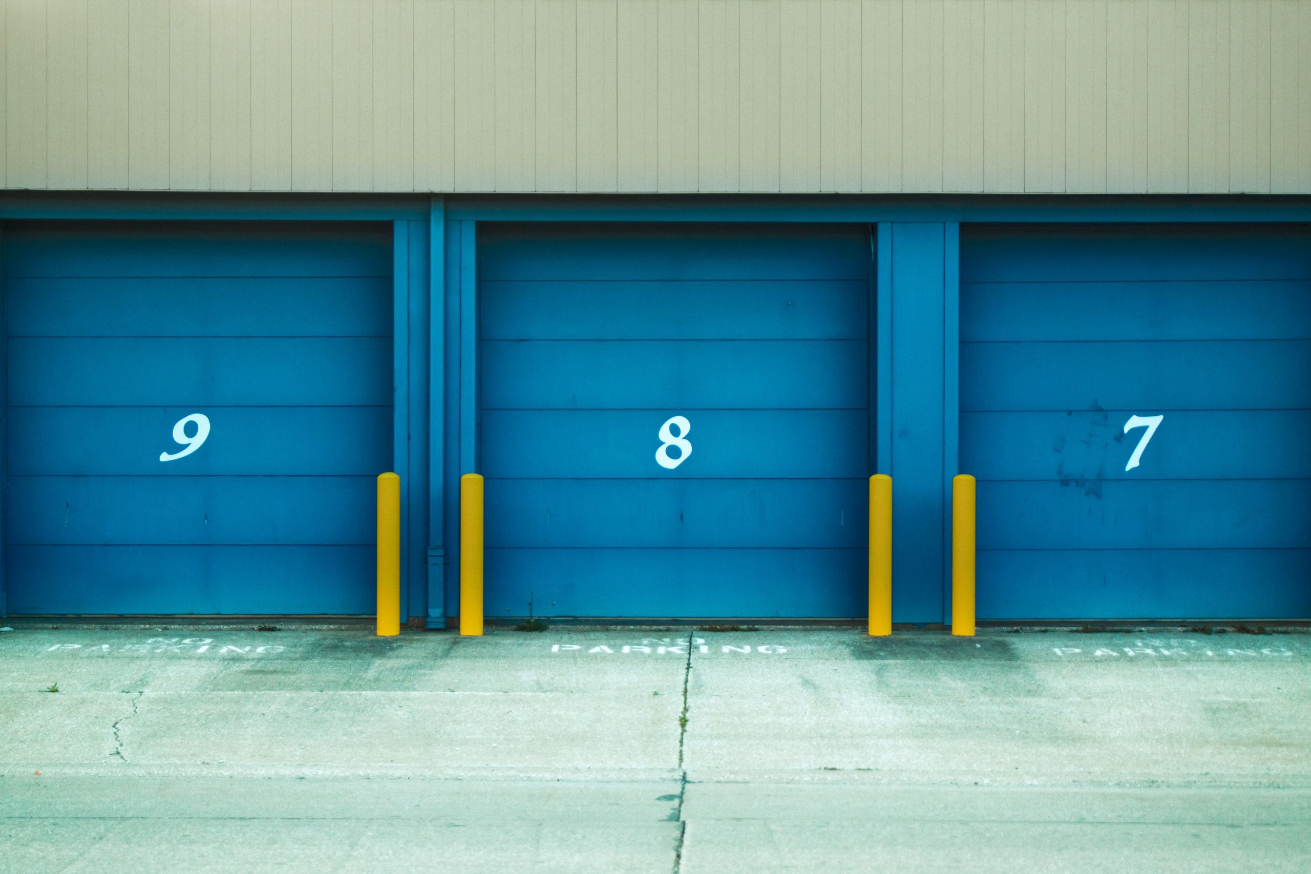 Portes bleues de boxs de stockage numerotes
