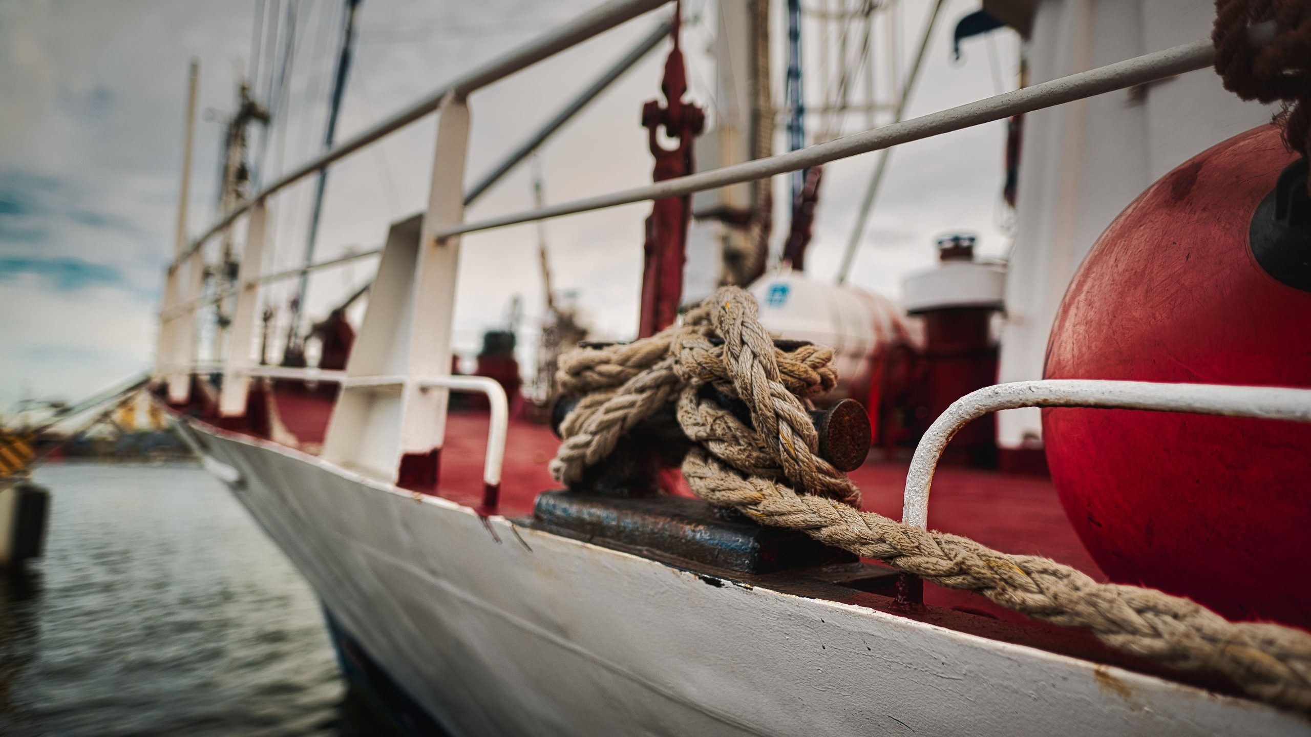 Corde marine nouée sur navire robuste