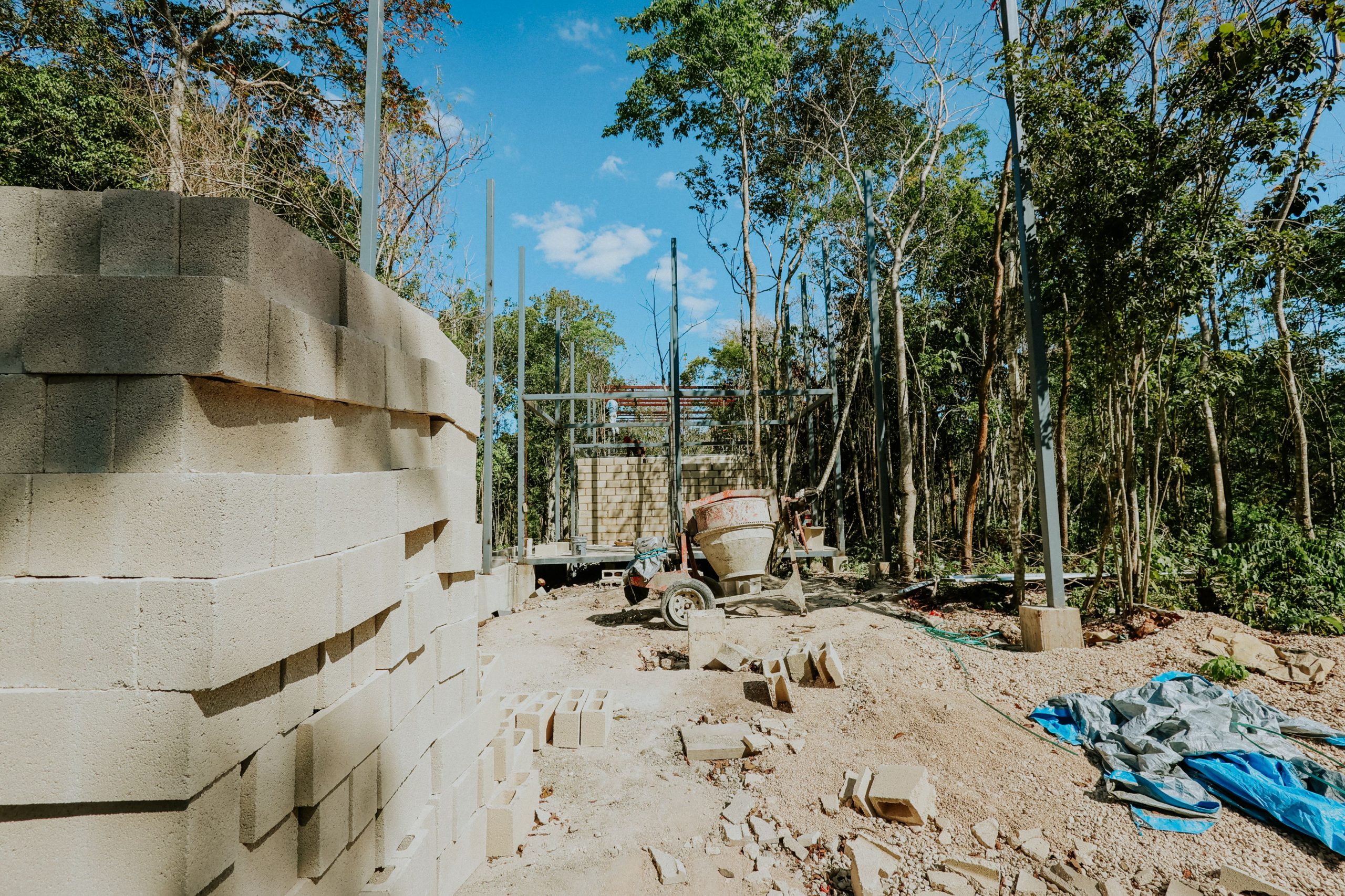 Chantier extérieur avec blocs et bétonnière