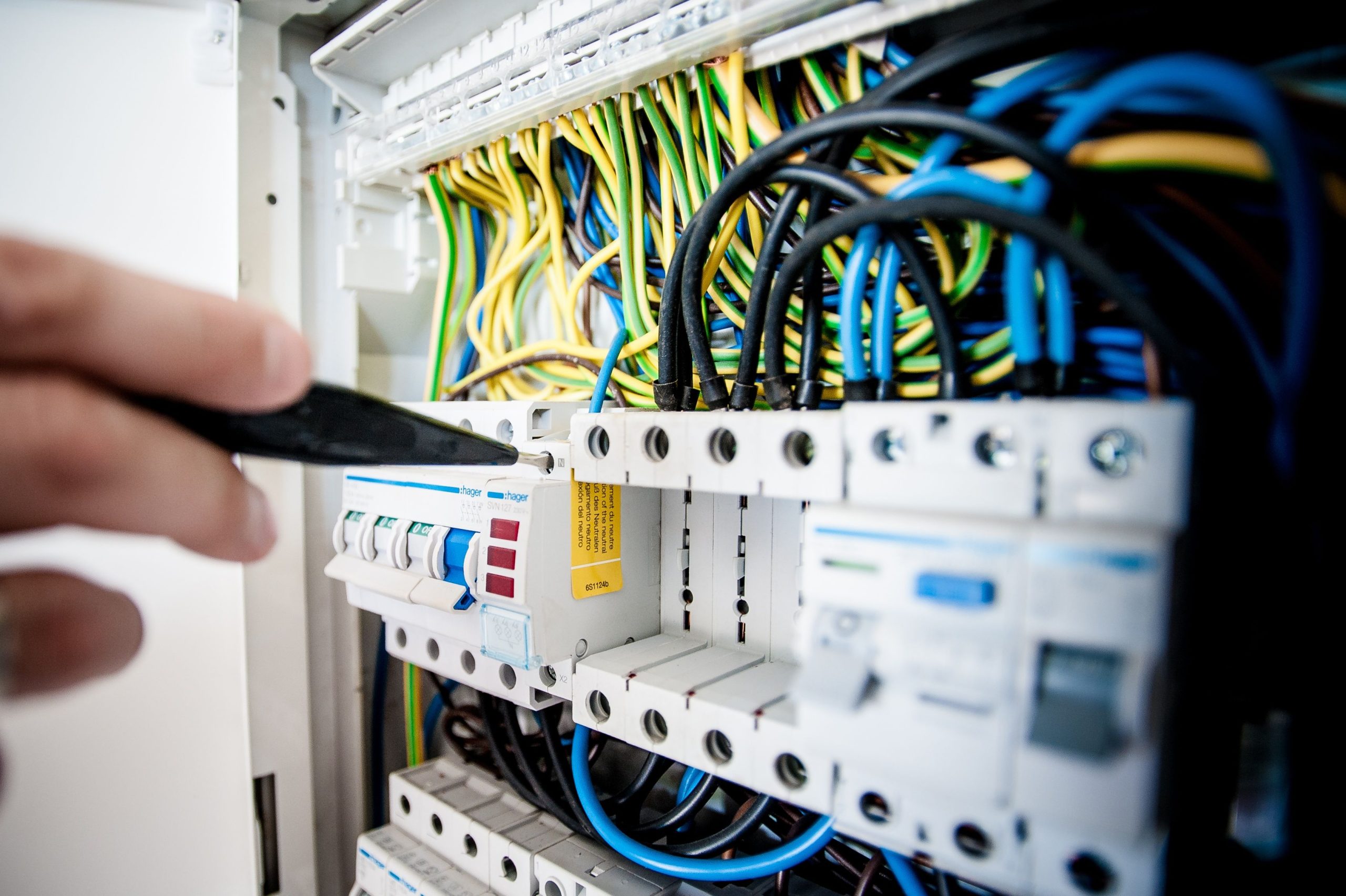 Électricien travaillant disjoncteur câbles colorés connexions