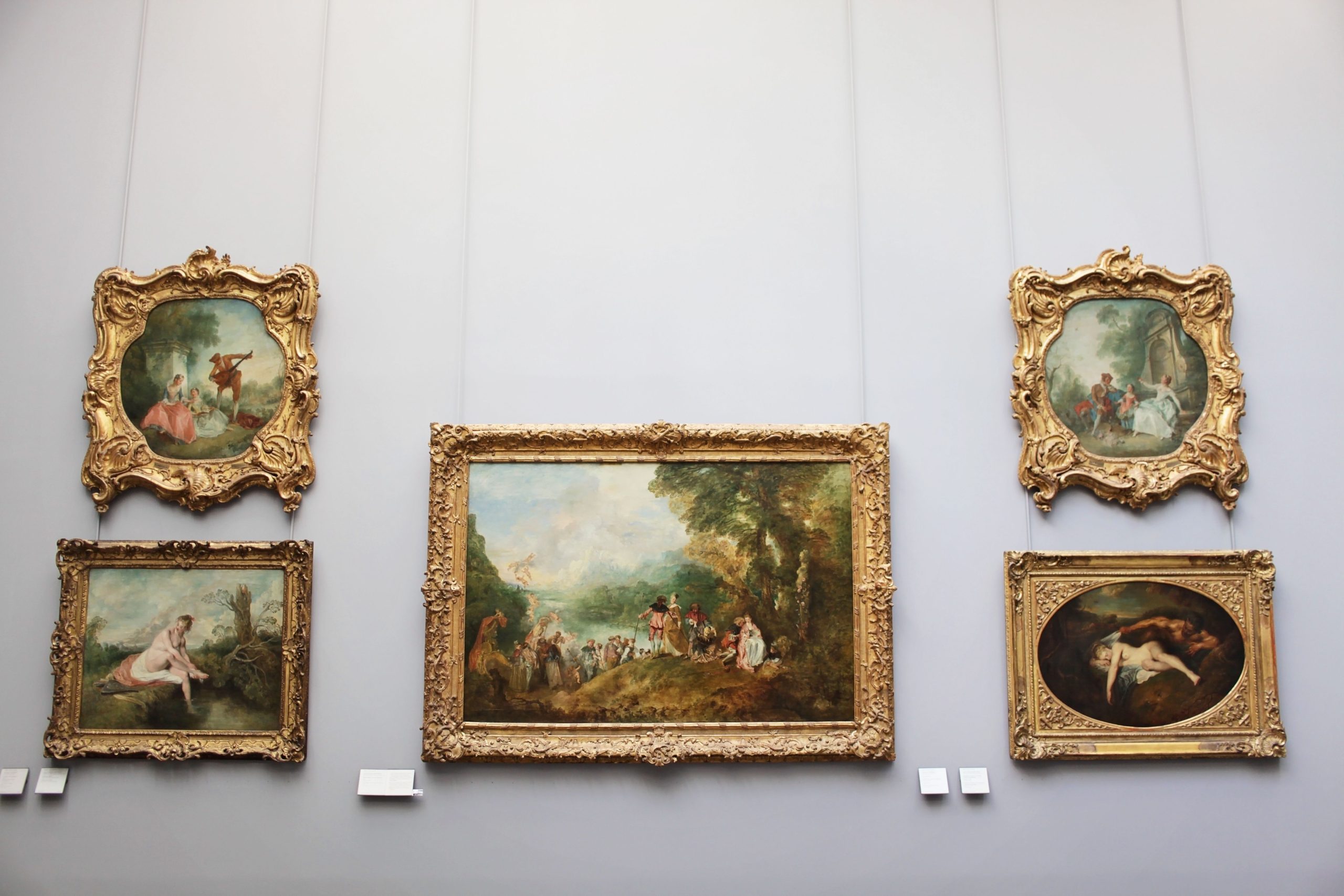 Peintures baroques avec cadres dorés classiques.