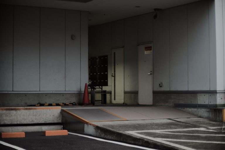 Comment adoucir une pente de garage trop raide ?