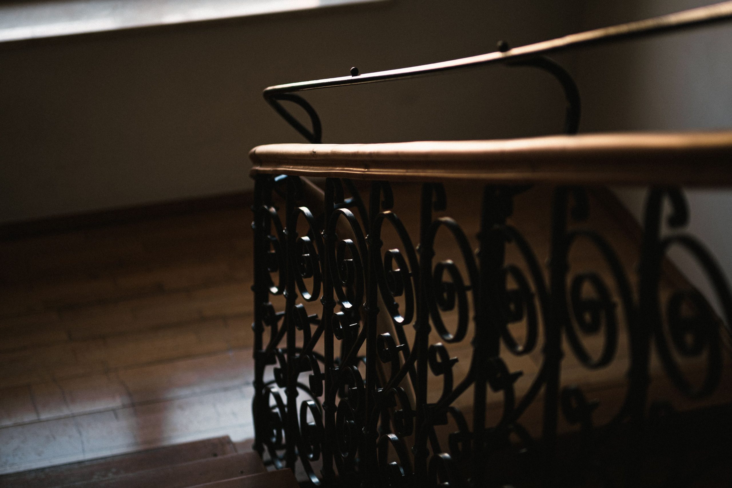 Escalier spirale métal orné avec marches bois