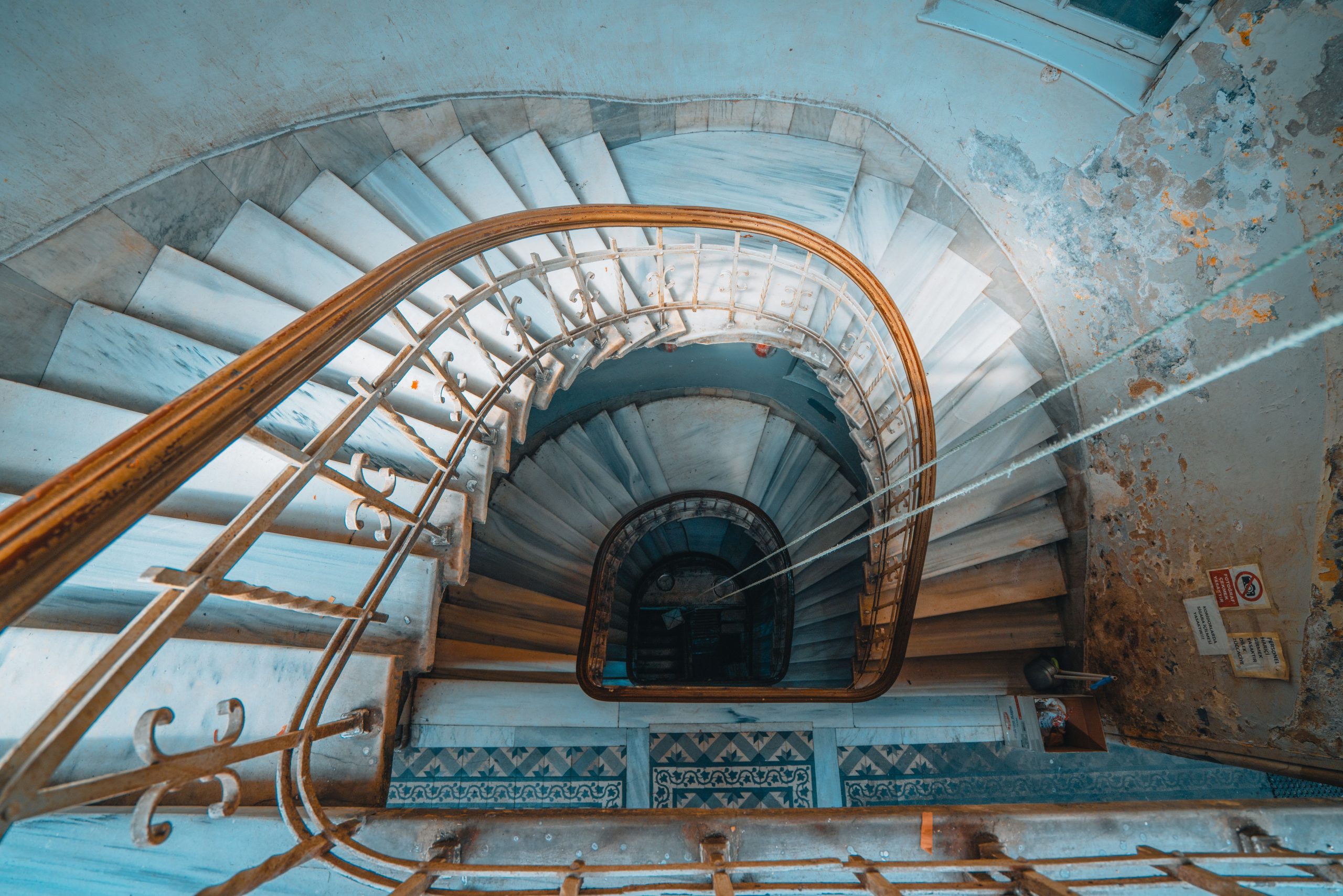 Escalier vintage spirale avec ferronnerie complexe