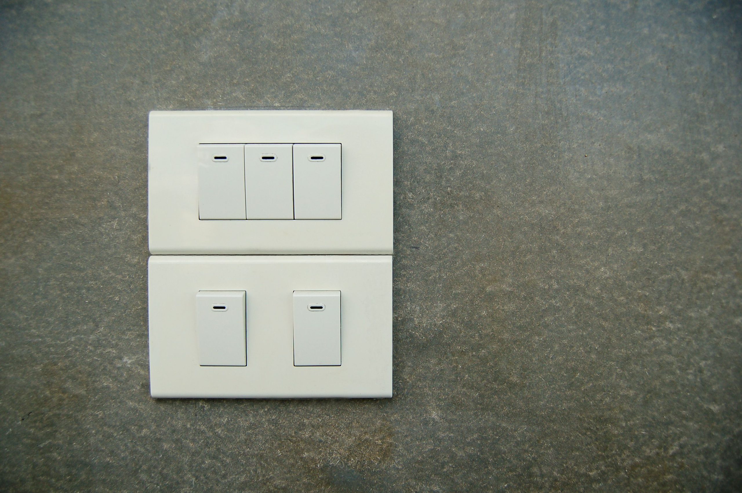 Interrupteurs blancs modernes sur mur texturé