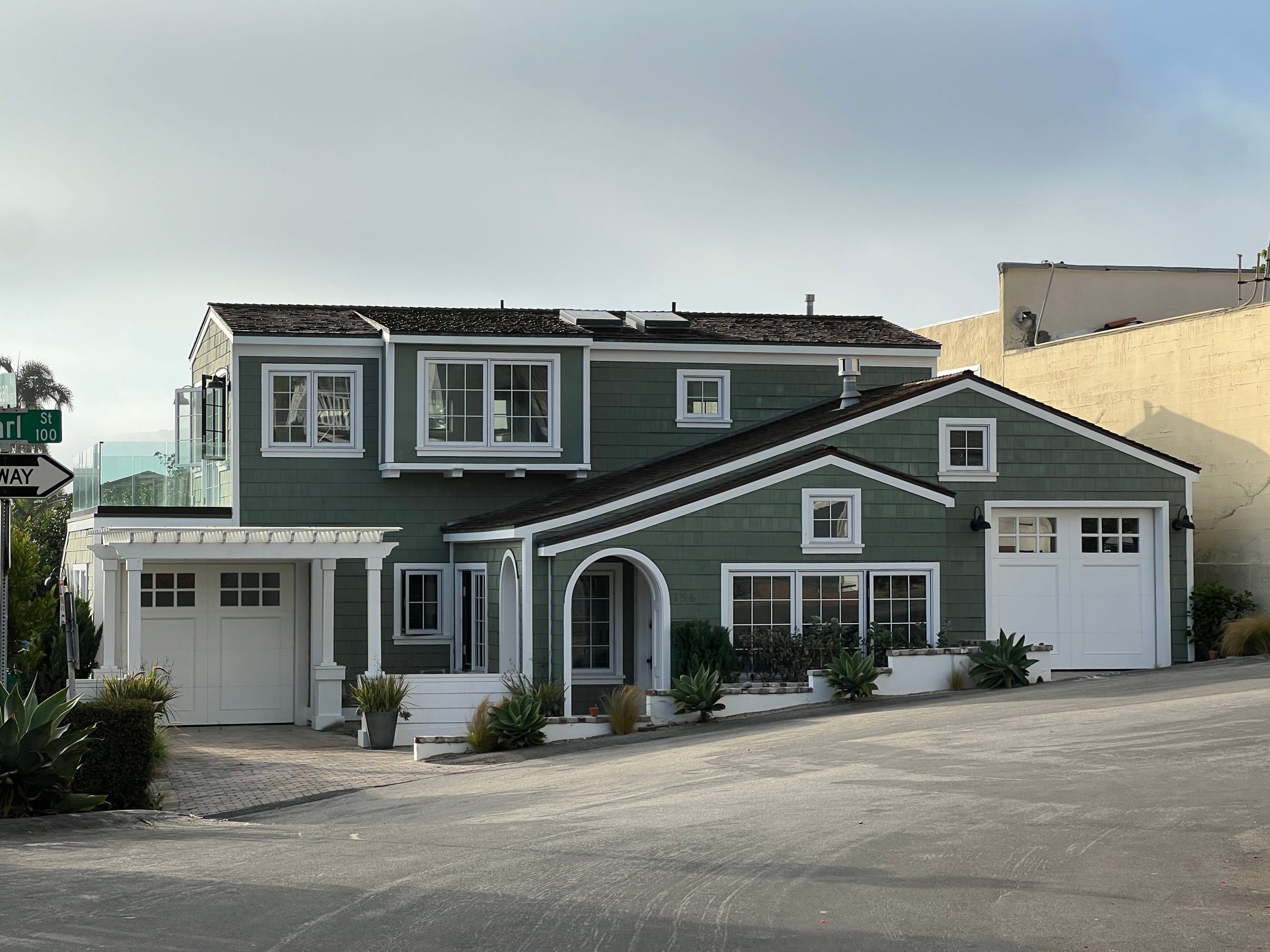 Maison banlieue verte avec garage double