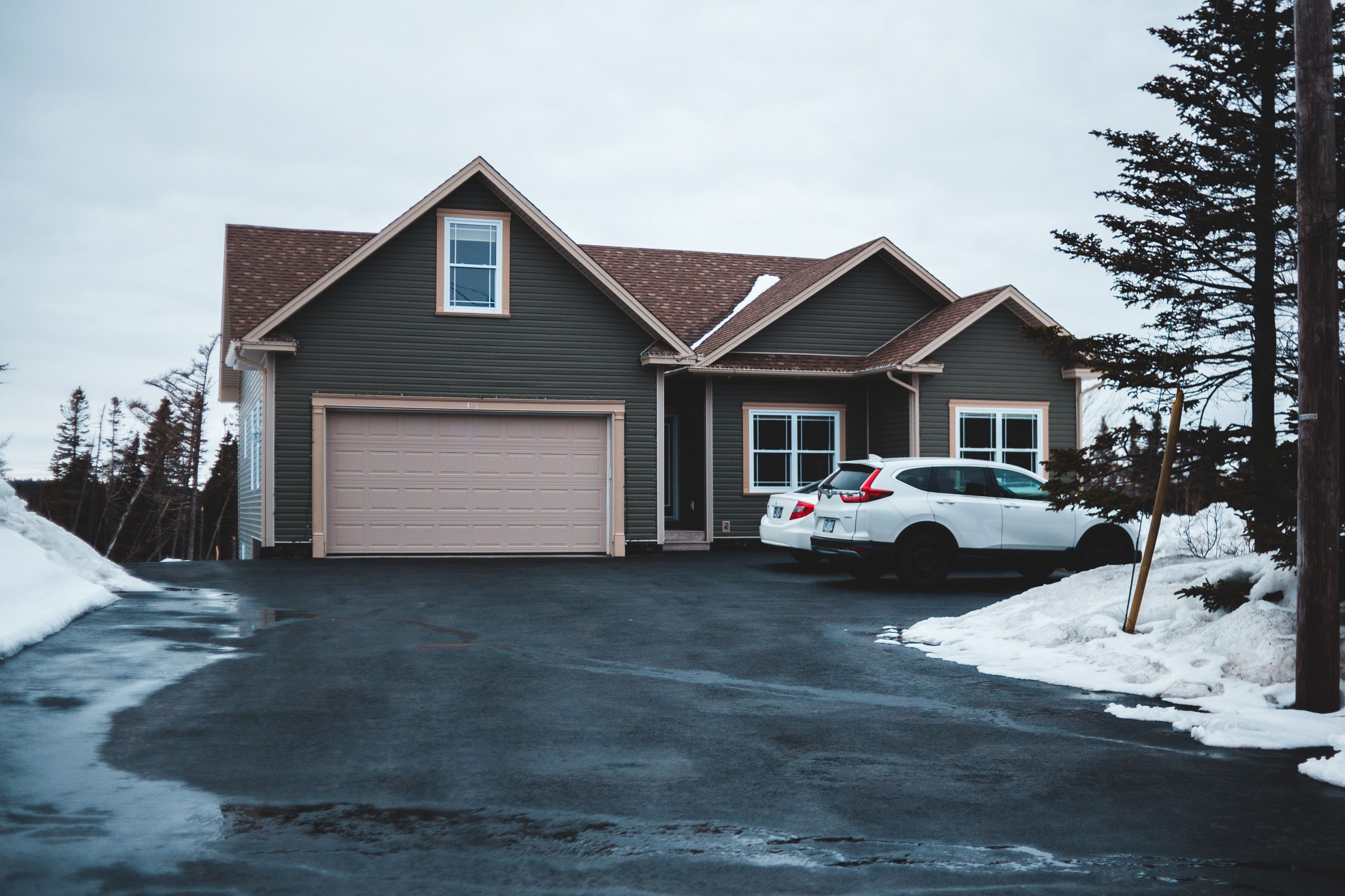 Petite maison garage neige jour brumeux