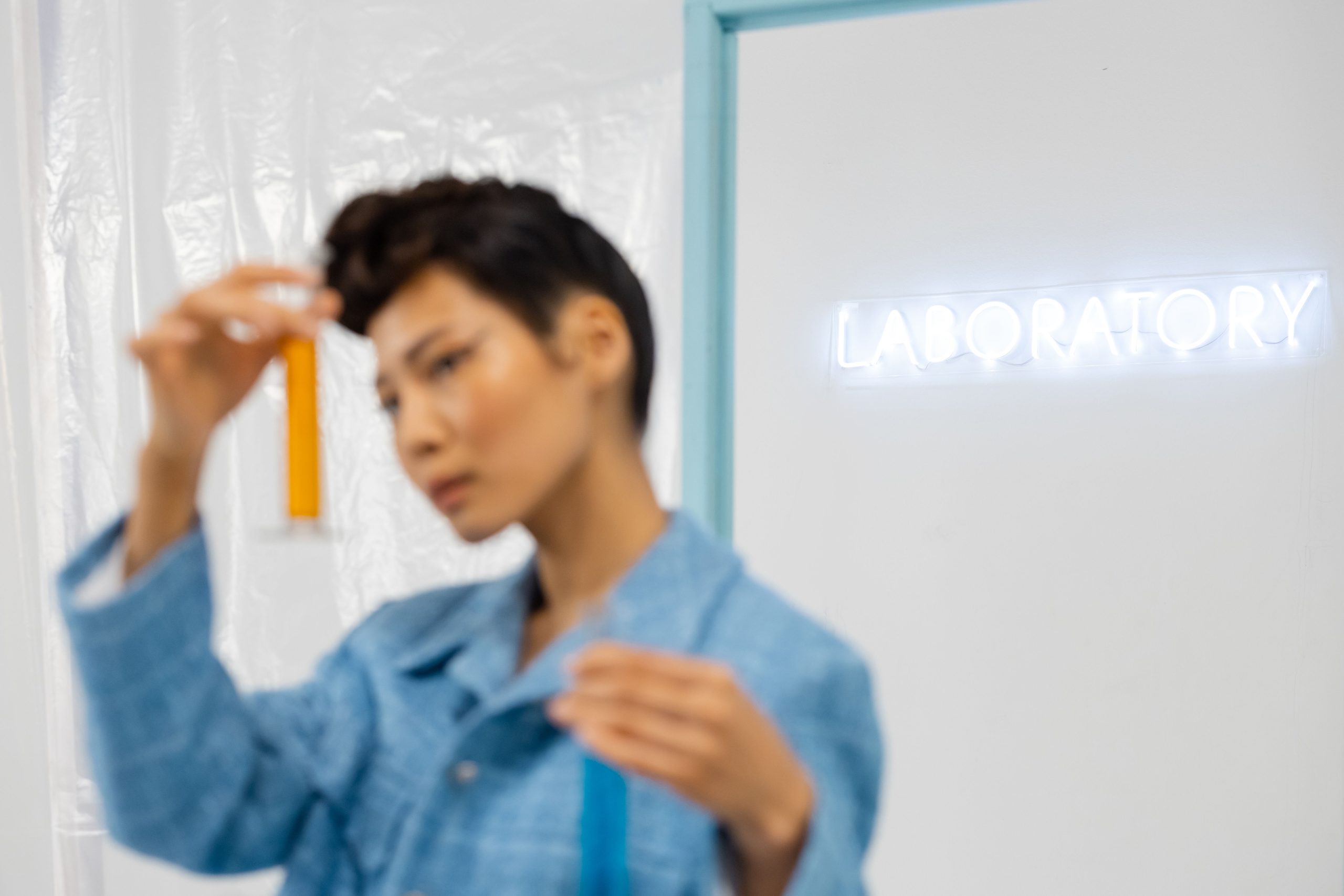 Scientifique examenant test tube laboratoire focus