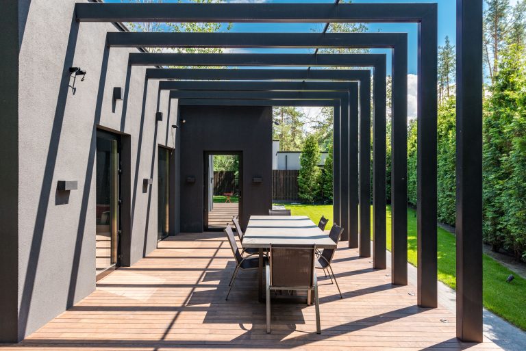 Pergola ou tonnelle : quelle différence pour ton jardin ?