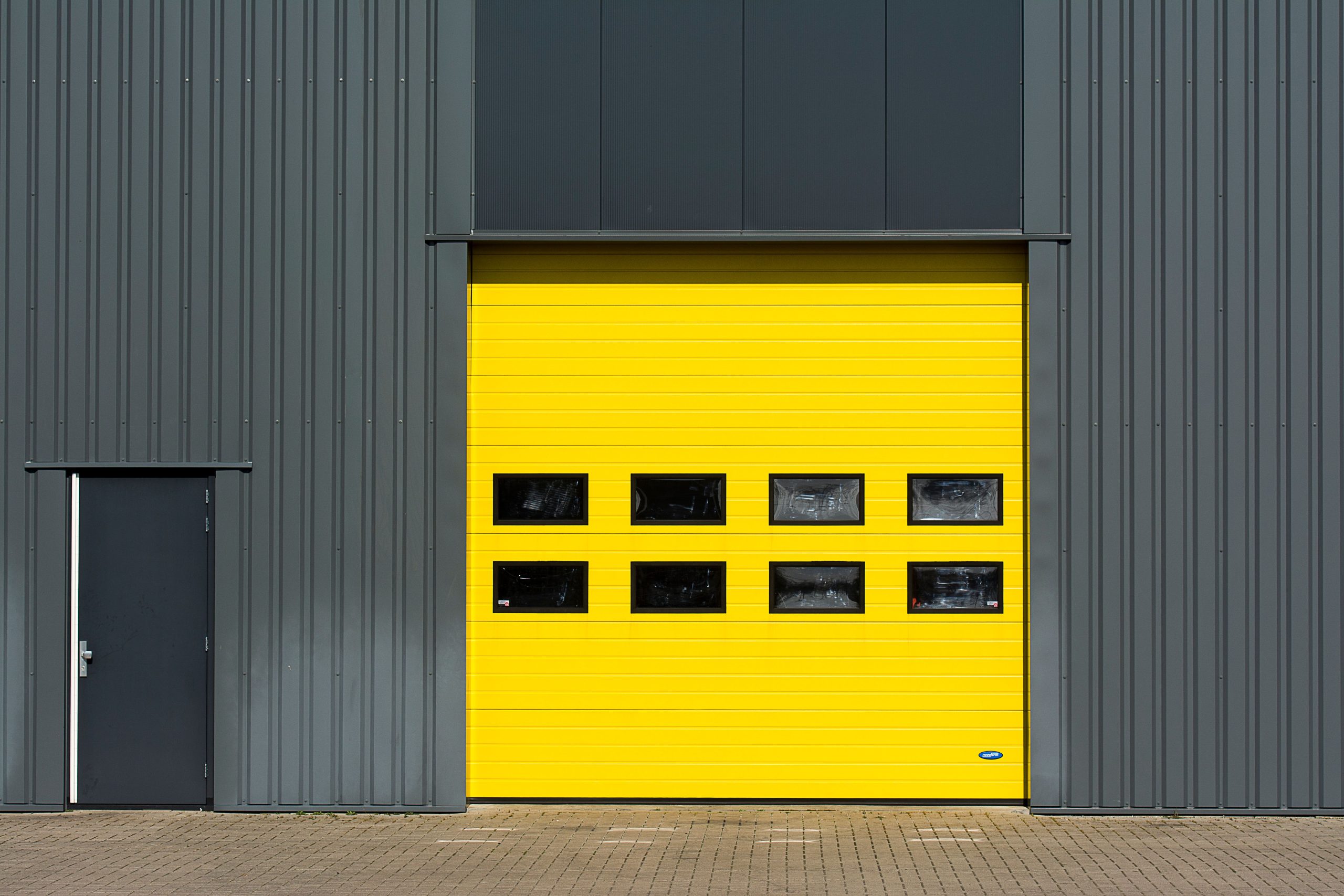 Structure industrielle avec porte garage jaune