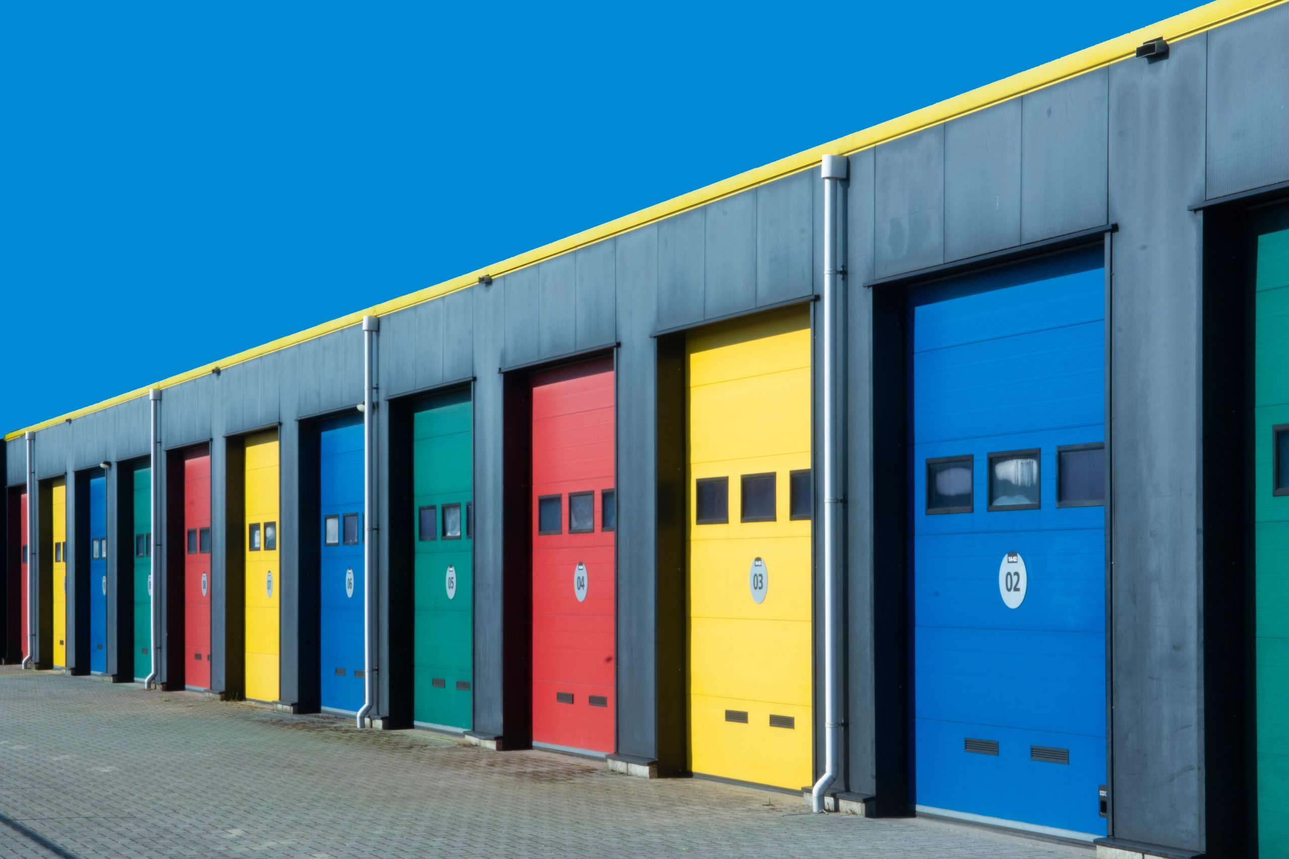 Rangée de portes industrielles colorées