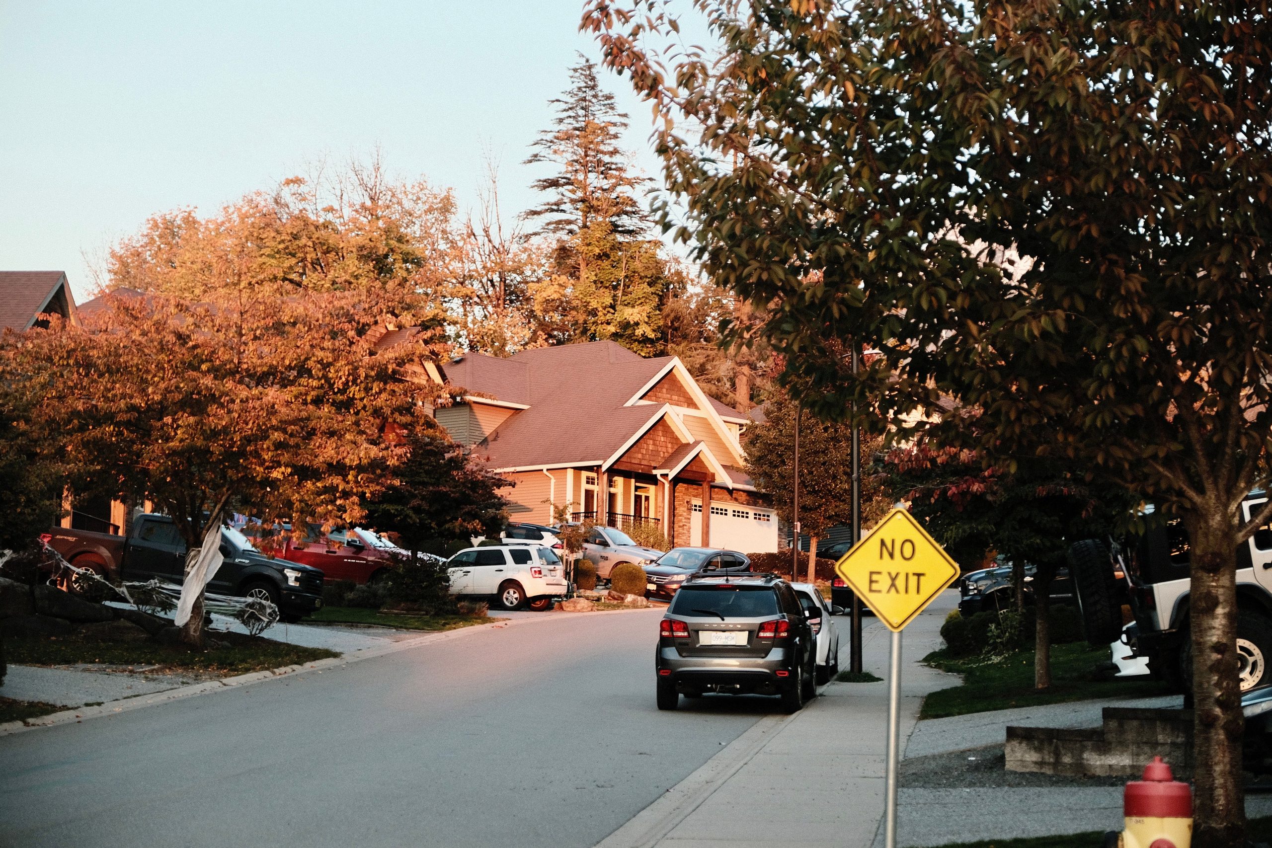 Rue résidentielle automne avec maisons stationnement