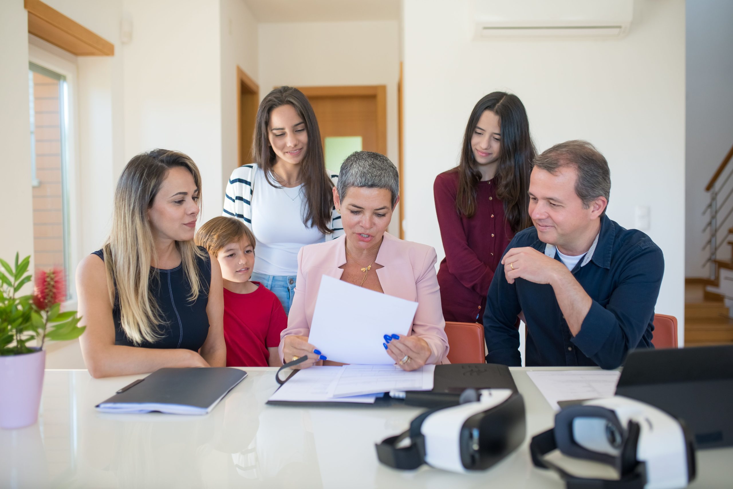 Famille examinant contrats immobiliers avec agente moderne
