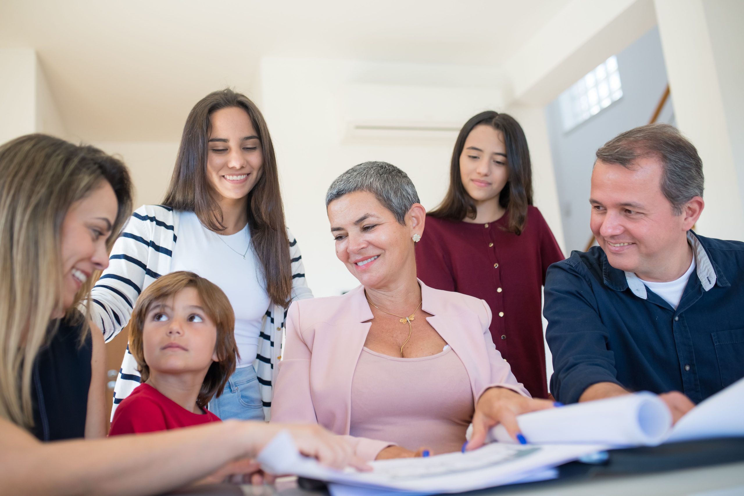 Famille discutant documents immobiliers avec agent professionnel