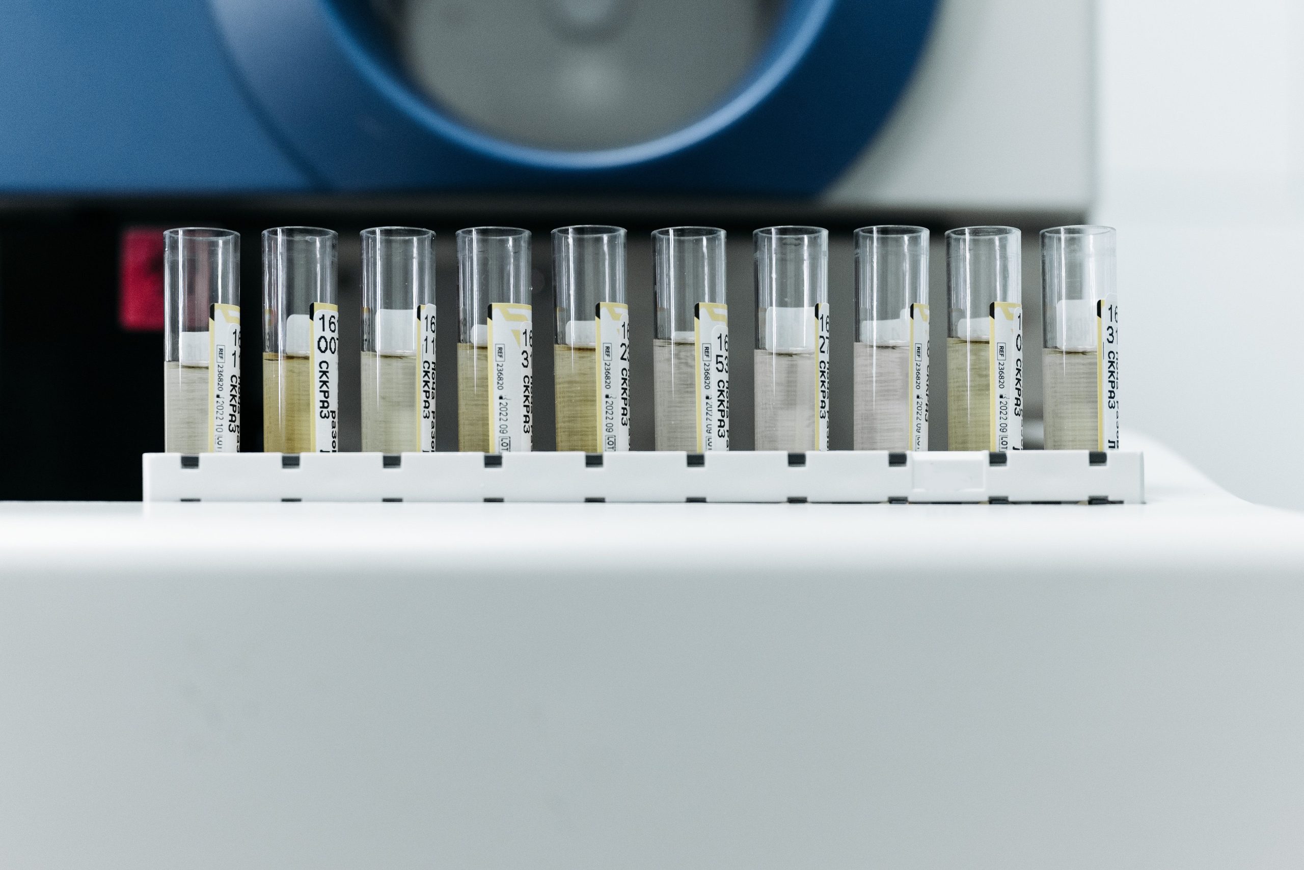 Rangée test tubes etiquetes laboratoire moderne
