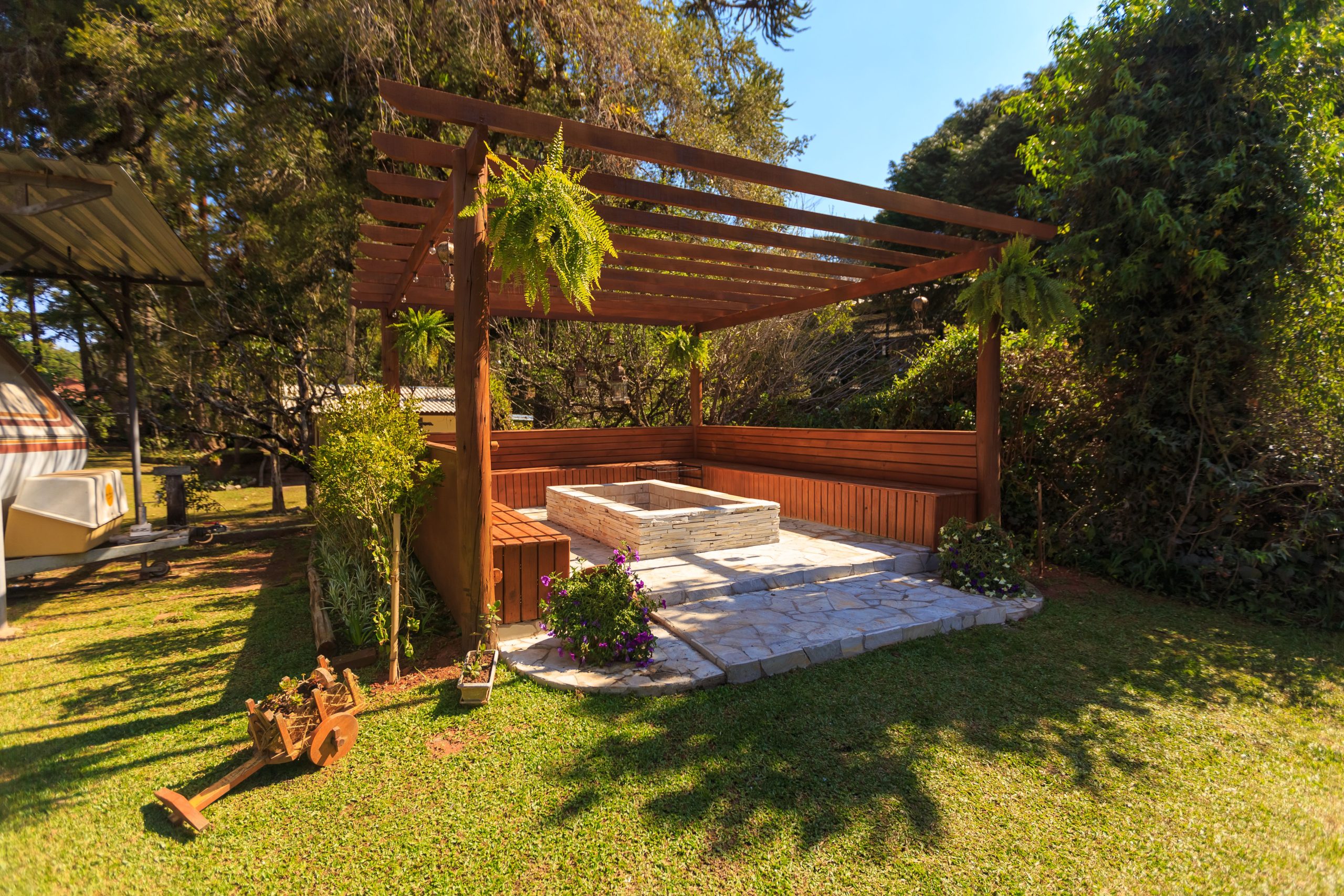 Tonnelle bois spacieuse dans jardin verdoyant