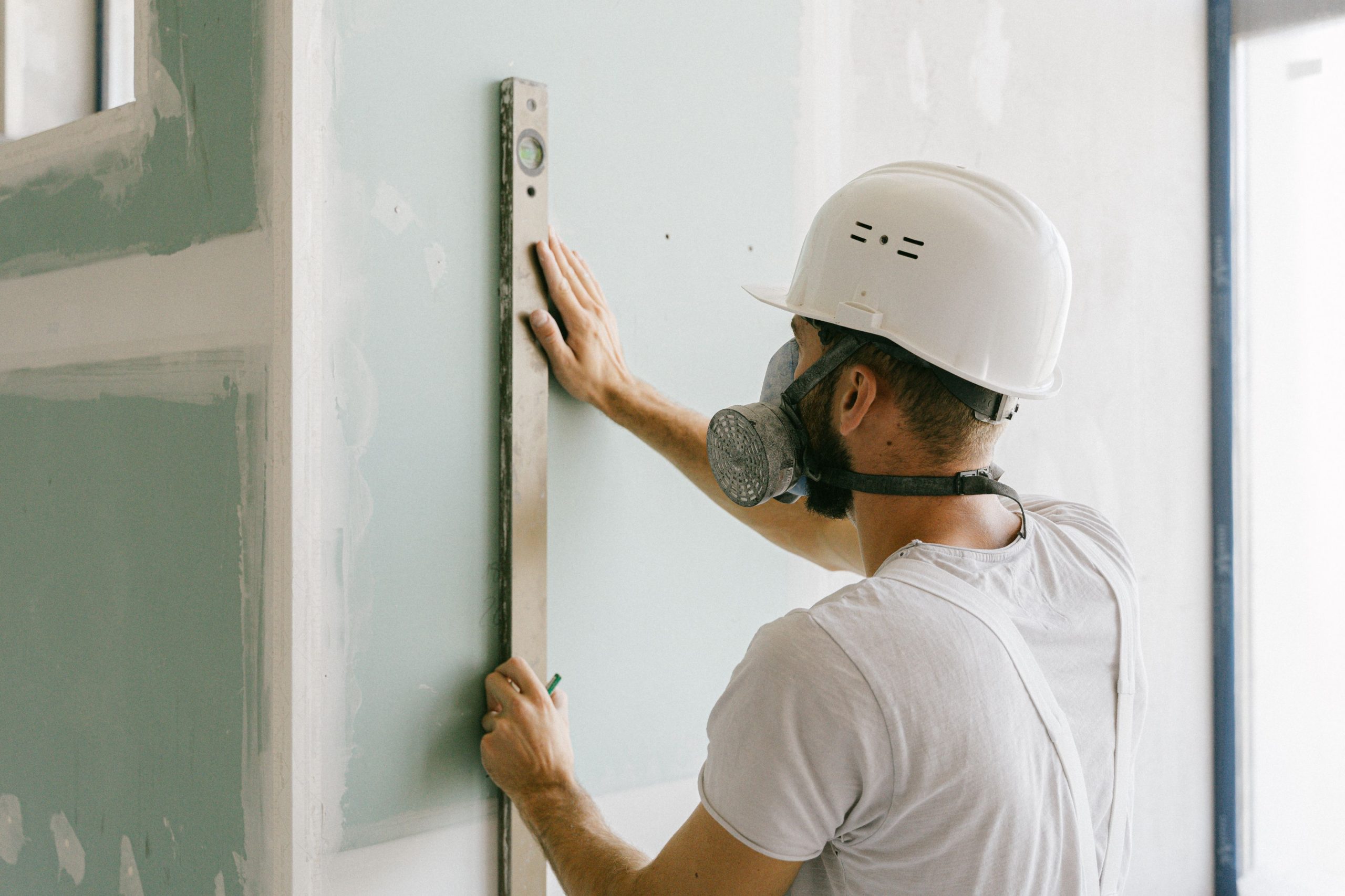 Vérification de l'aplomb avec niveau construction