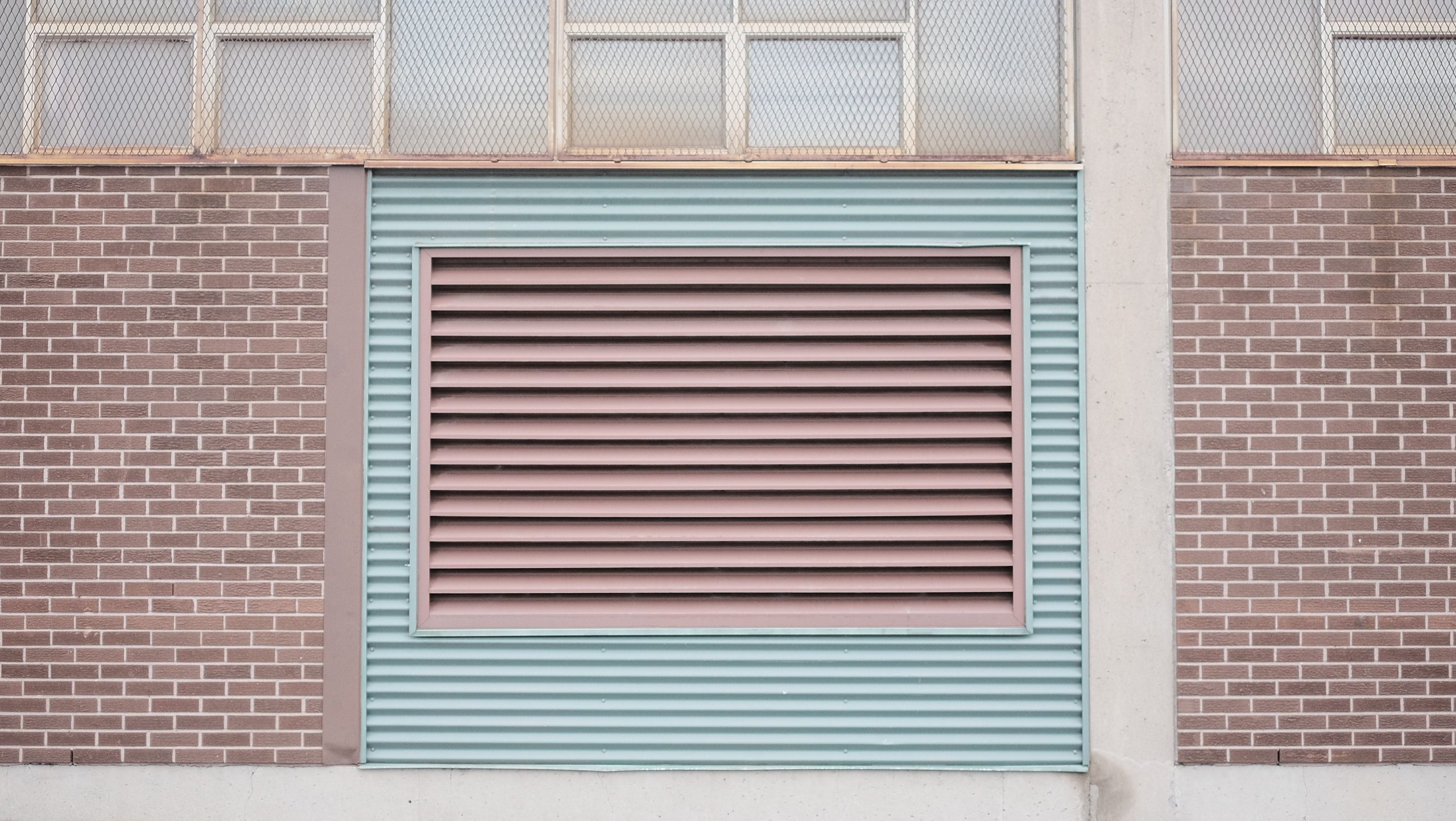 Façade industrielle avec une grille de ventilation centrale