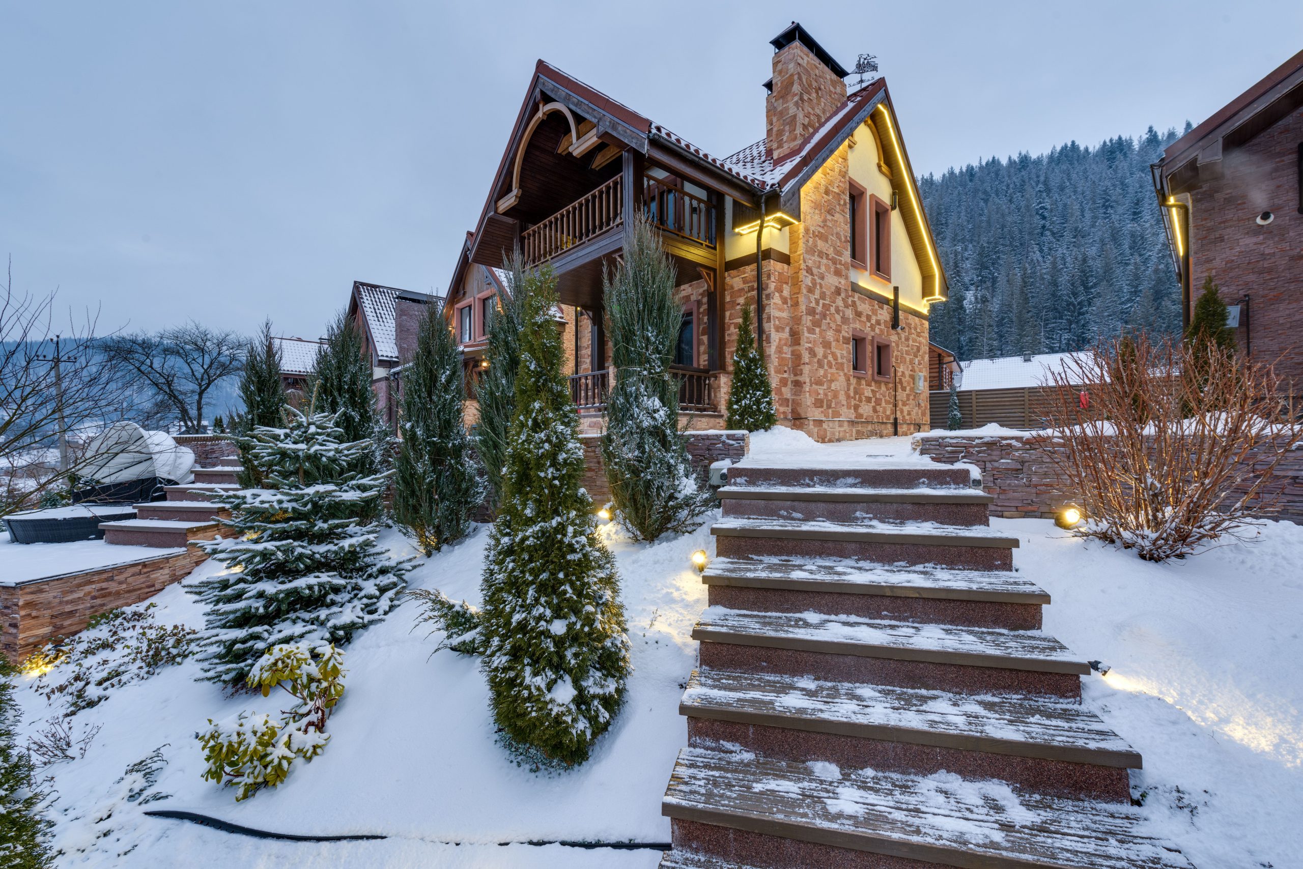Chalet enneigé dans les montagnes d'hiver