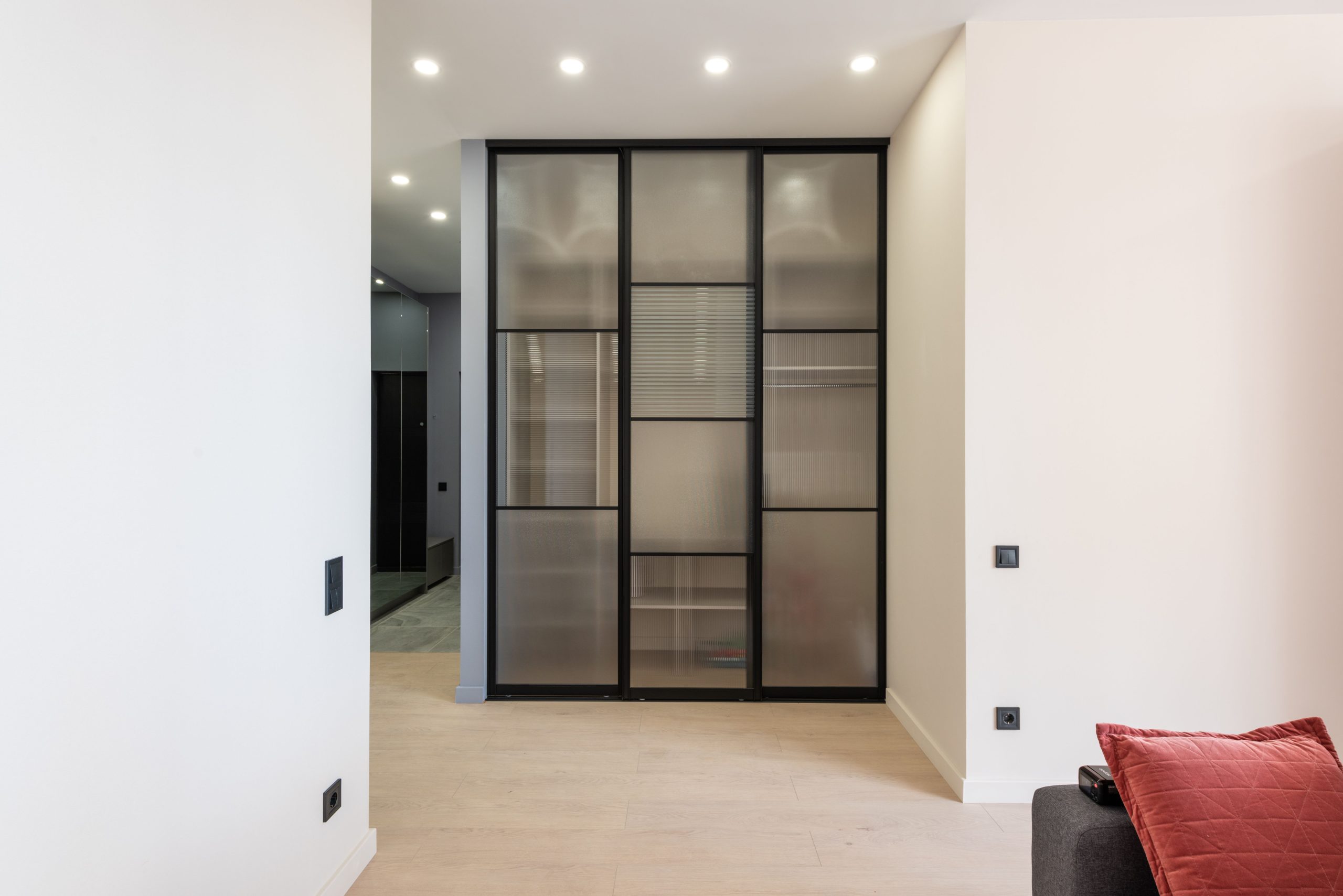 Dressing contemporain avec portes vitrées intégrées