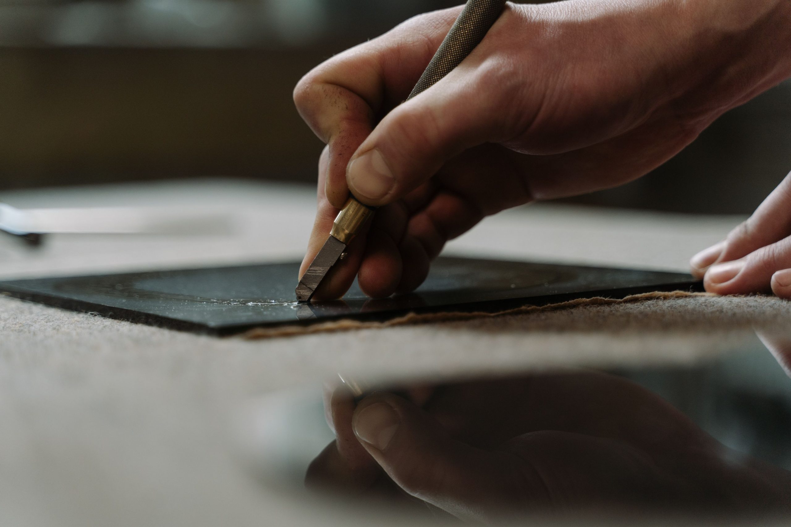 Coupe-verre utilisé sur surface noire en atelier