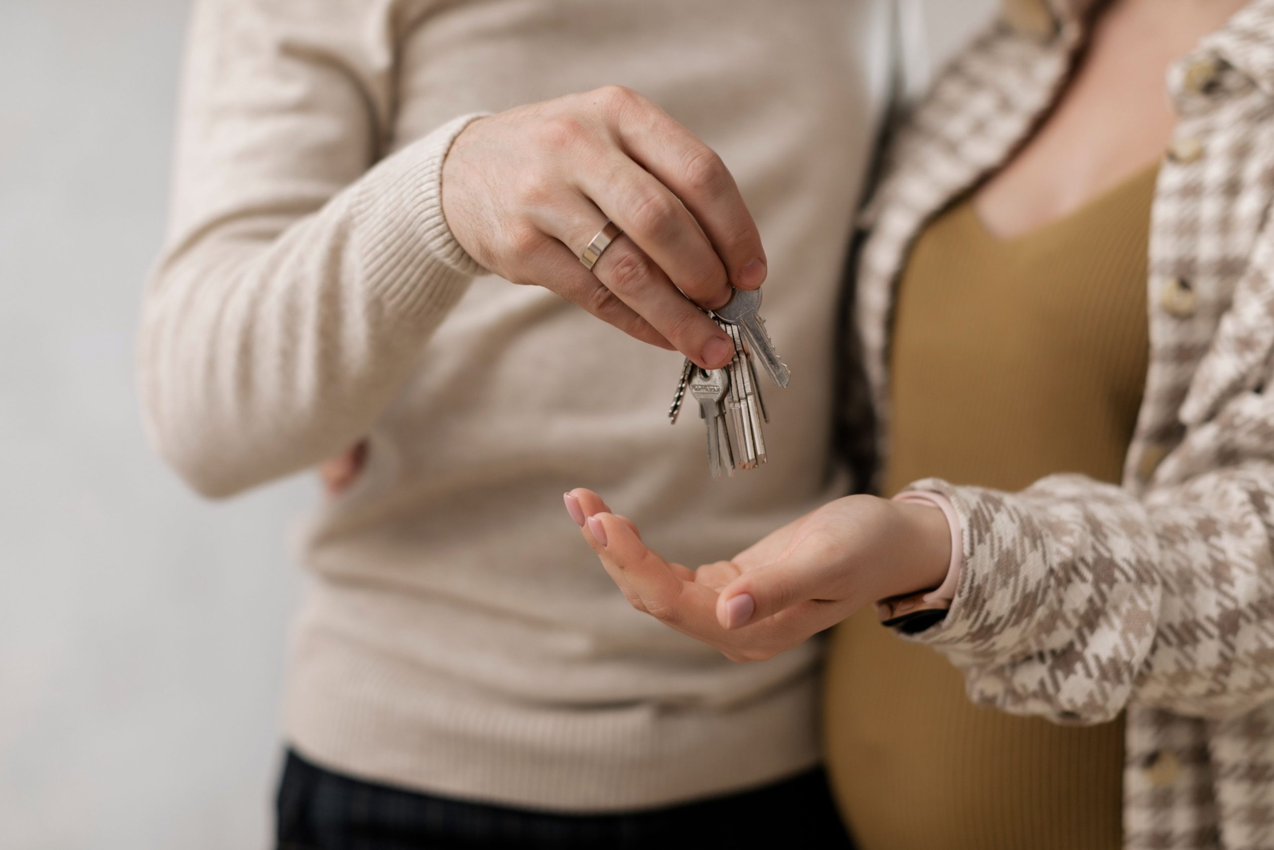 Couple heureux recevant clés nouveau logement