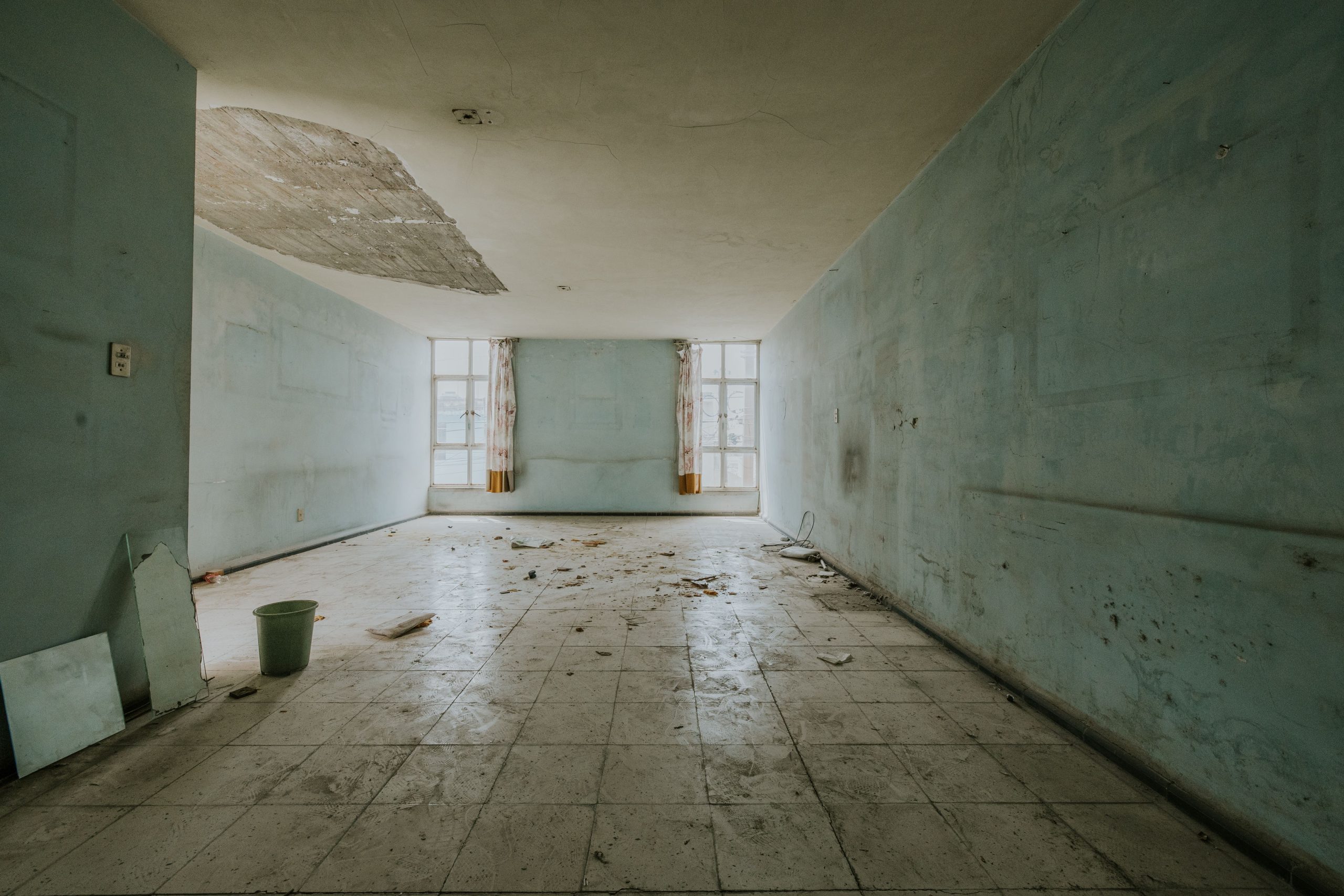 Pièce abandonnée à la peinture écaillée et débris