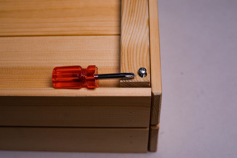 Dans quel sens on dévisse une vis ou un boulon bloqué ?