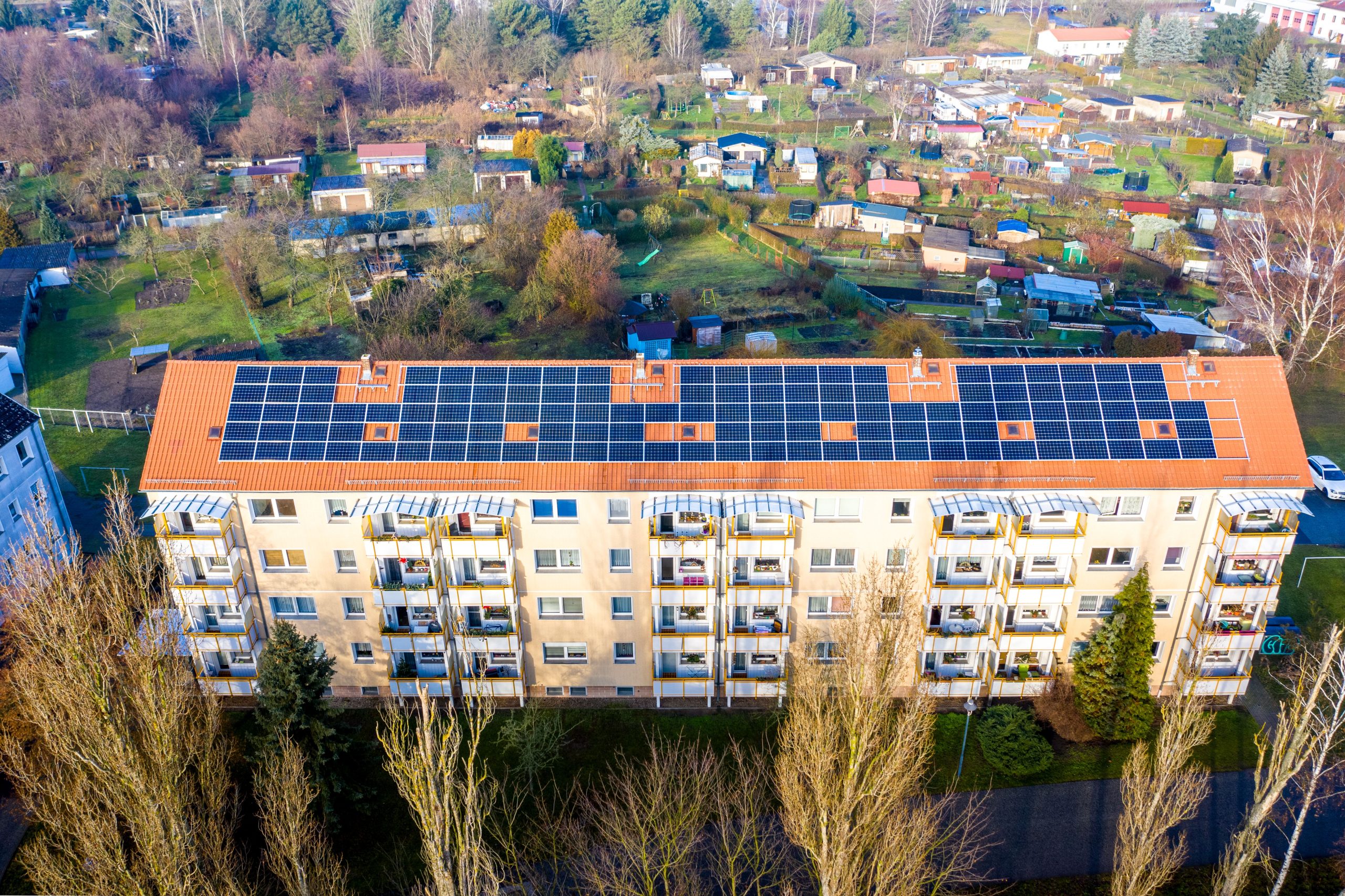 Vue aérienne d'un immeuble avec panneaux solaires