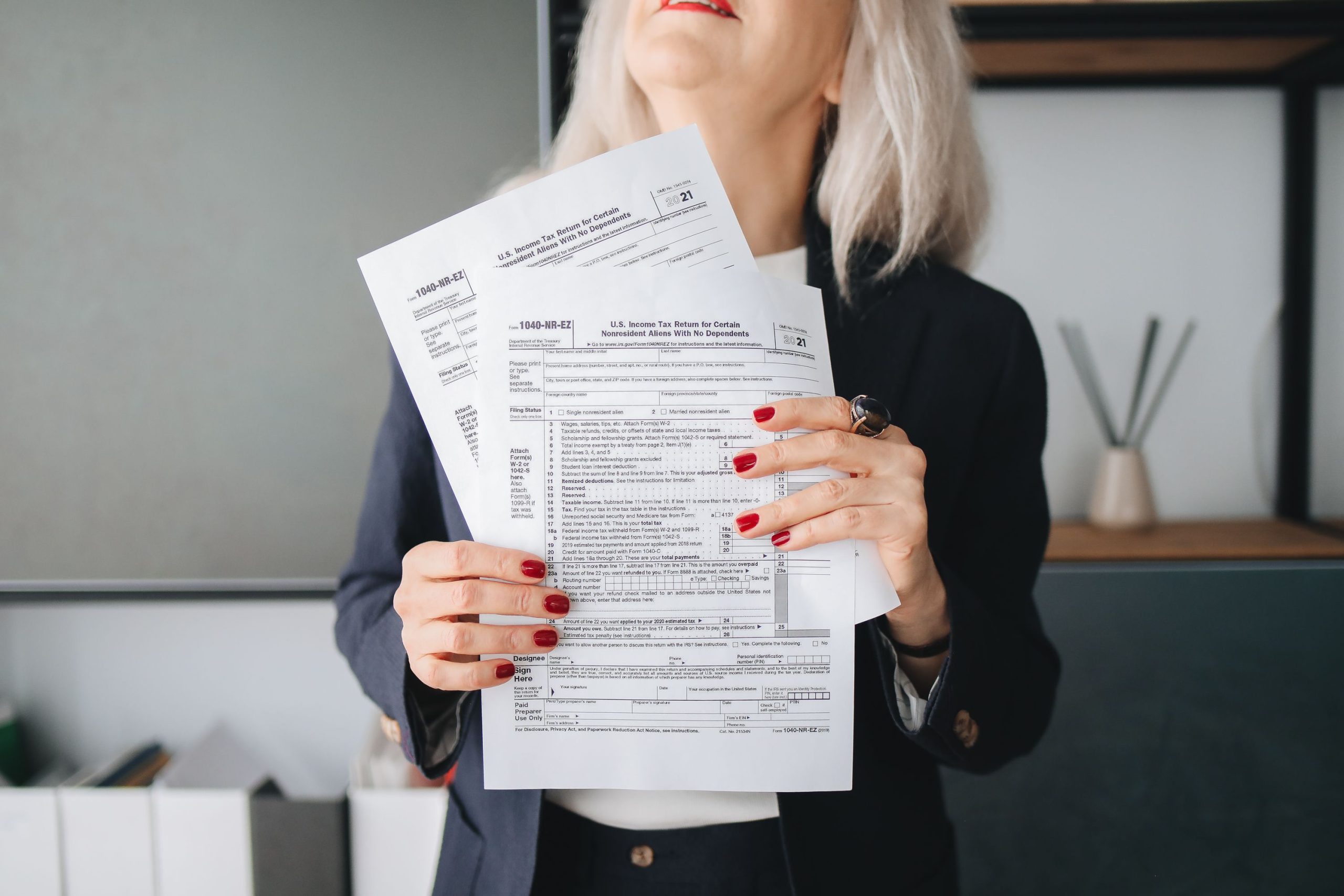 Femme d'affaires avec documents fiscaux bureau