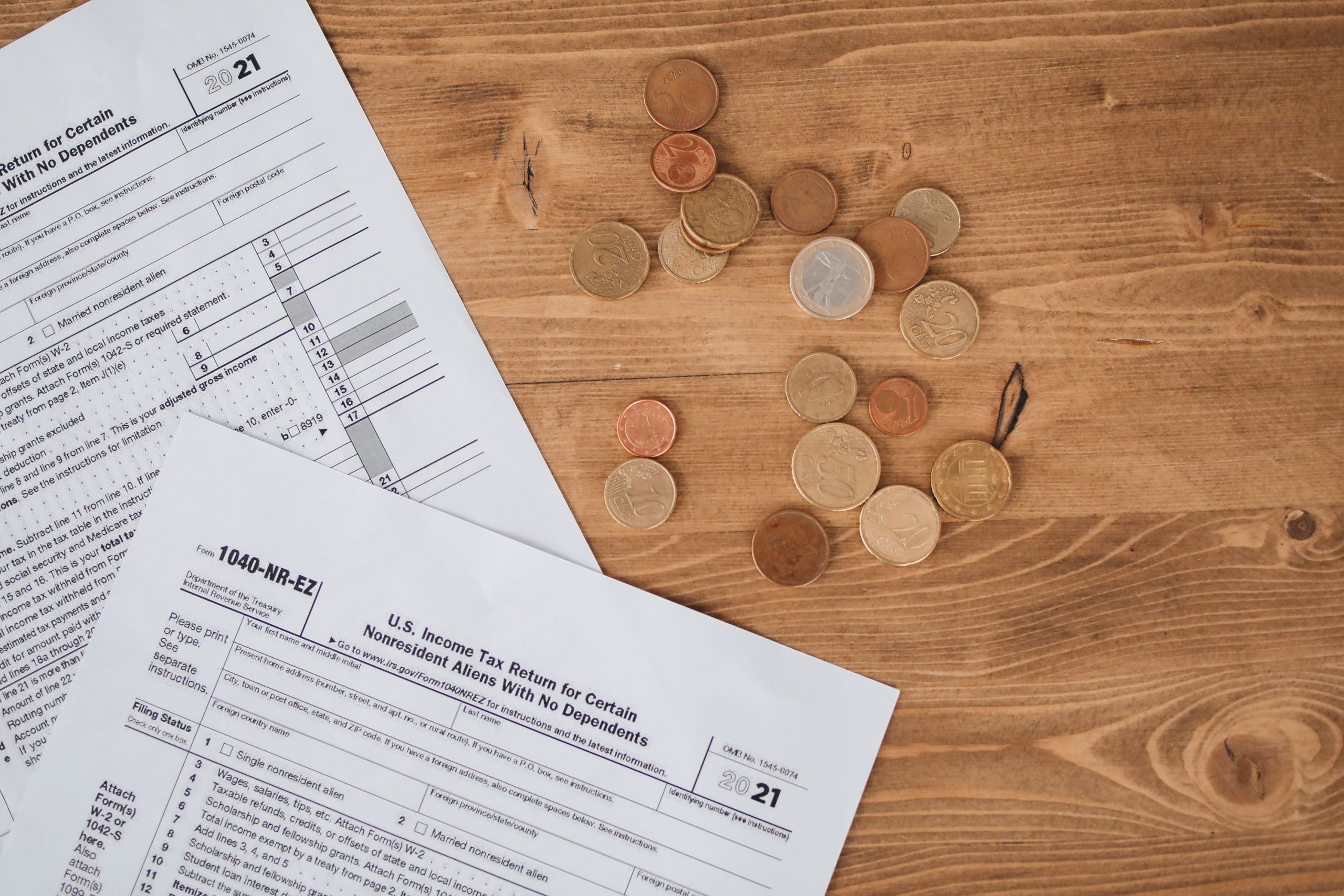 Formulaires fiscaux et pièces sur bois