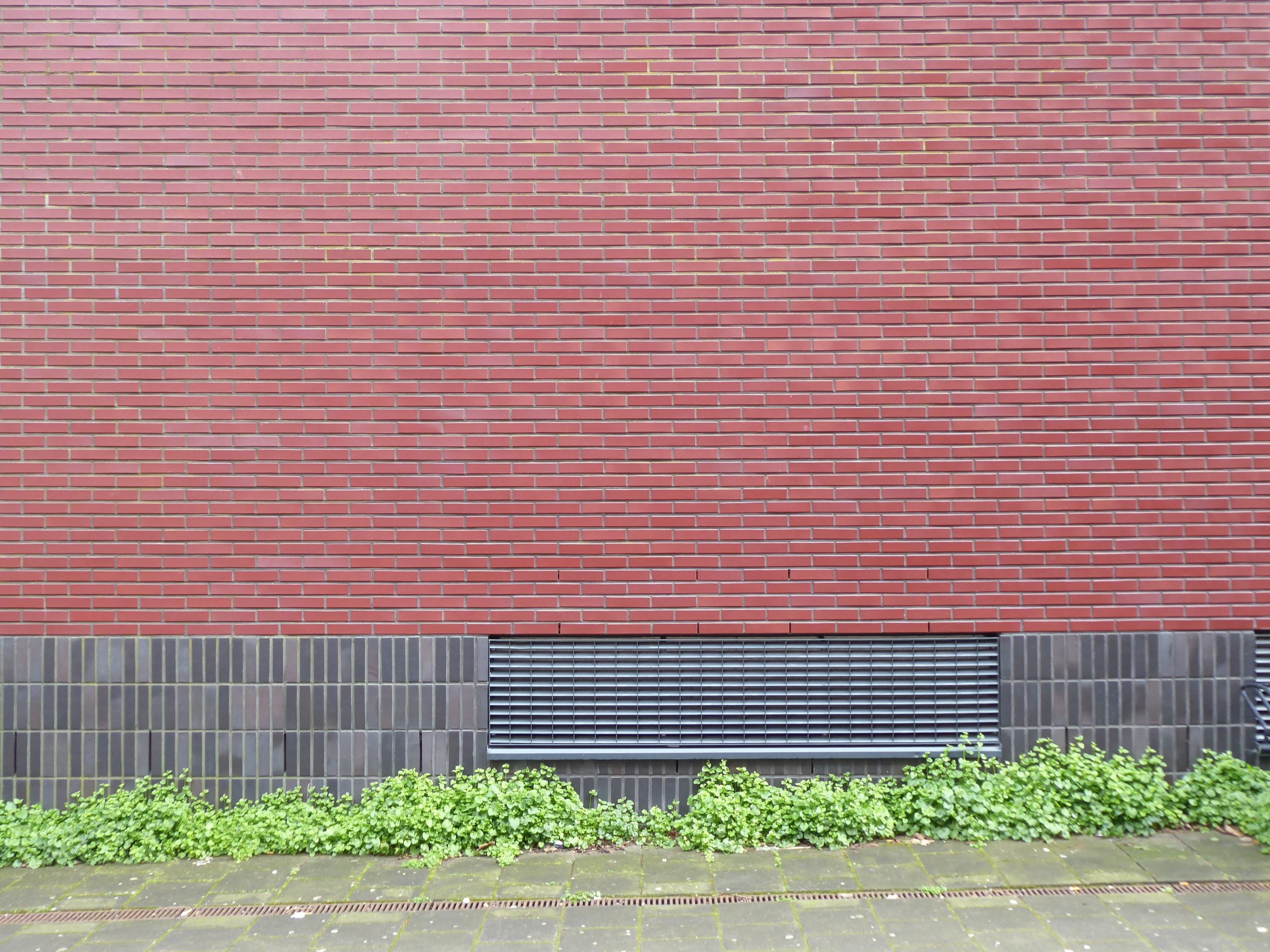 Grille de ventilation sur un mur de brique