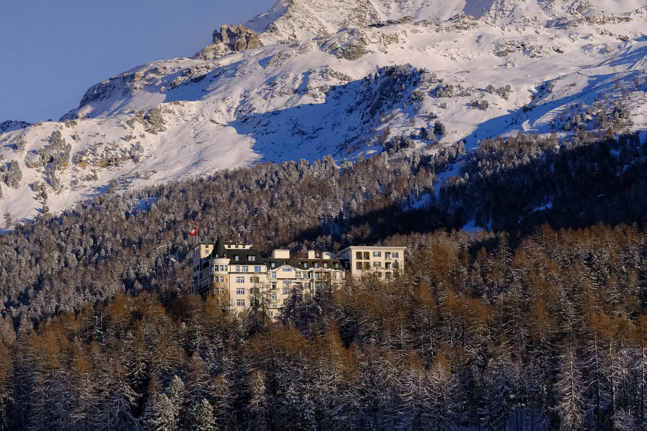 Hôtel luxueux dans les Alpes enneigées