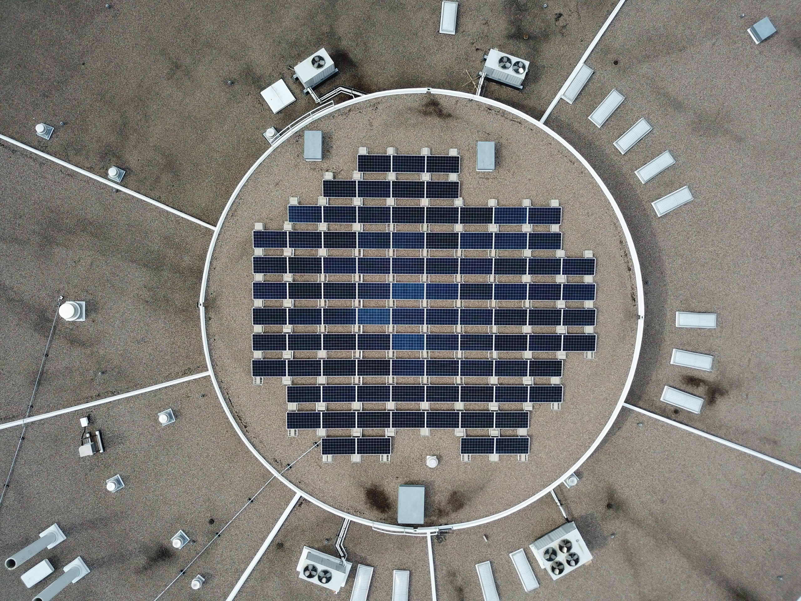 Photo aérienne installation panneaux solaires toiture