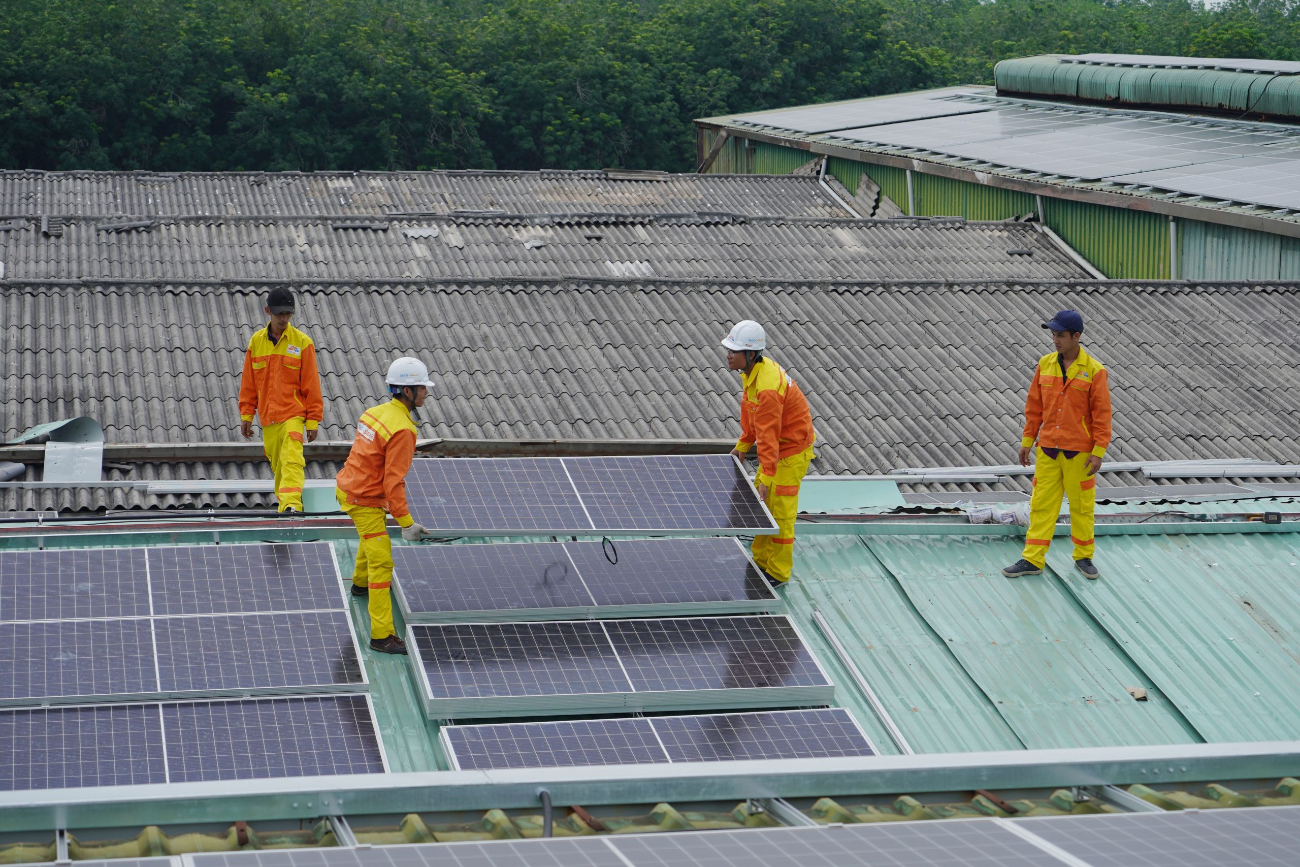 Ouvriers installent panneaux solaires toiture maison