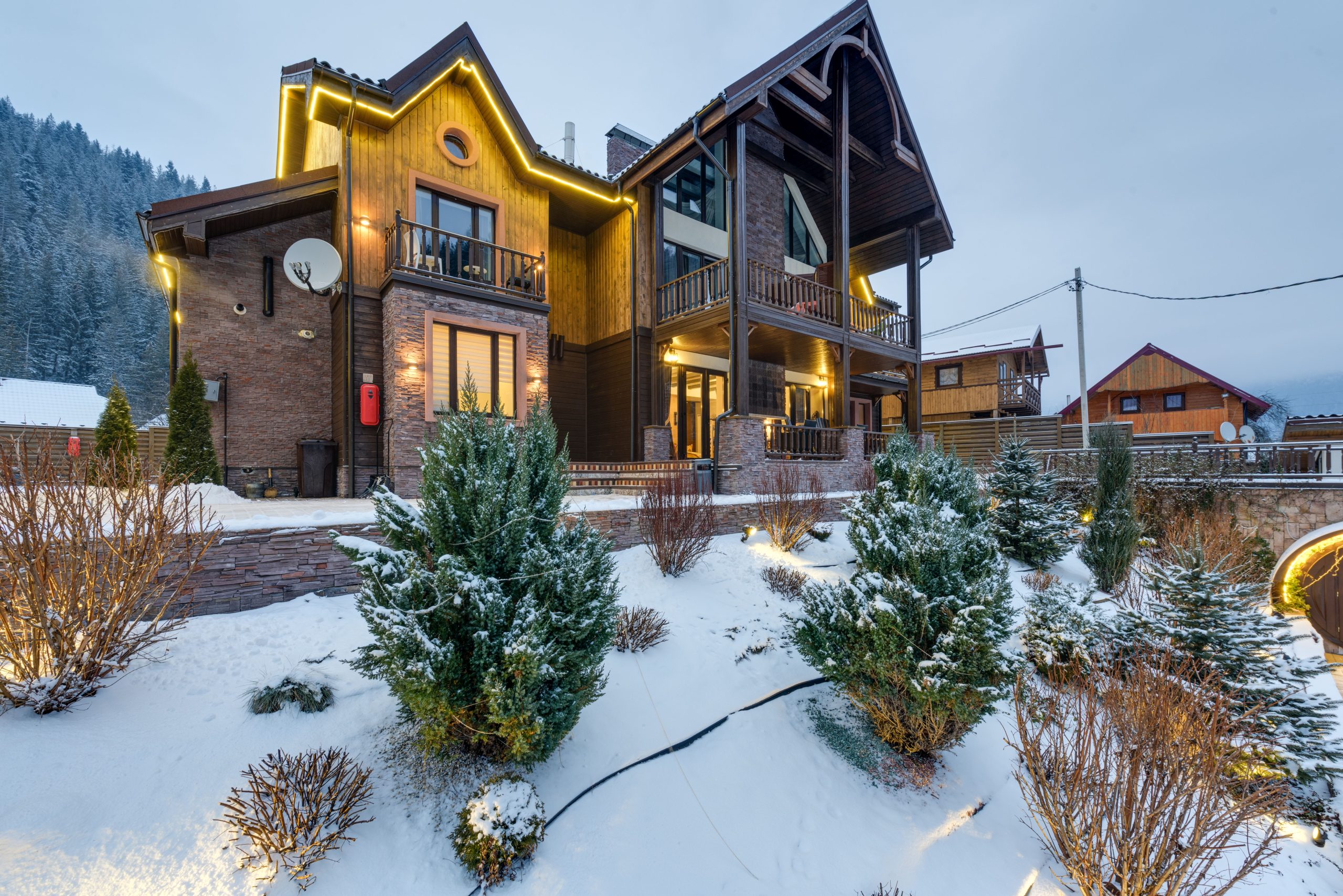 Maison en bois avec paysage hivernal enneigé